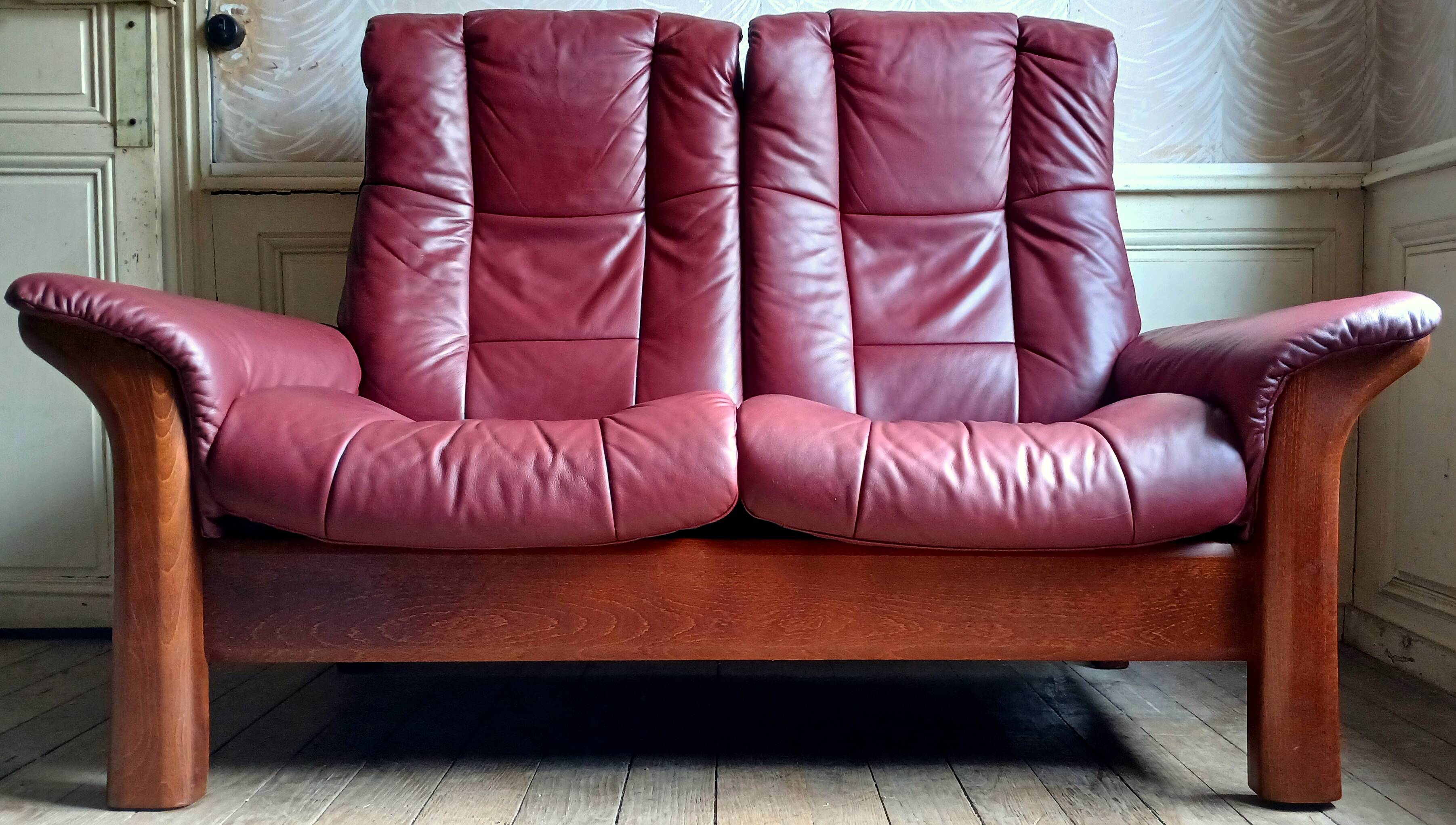 Windsor Ekornes Stressless leather lounge sofa. Norway around 1990.