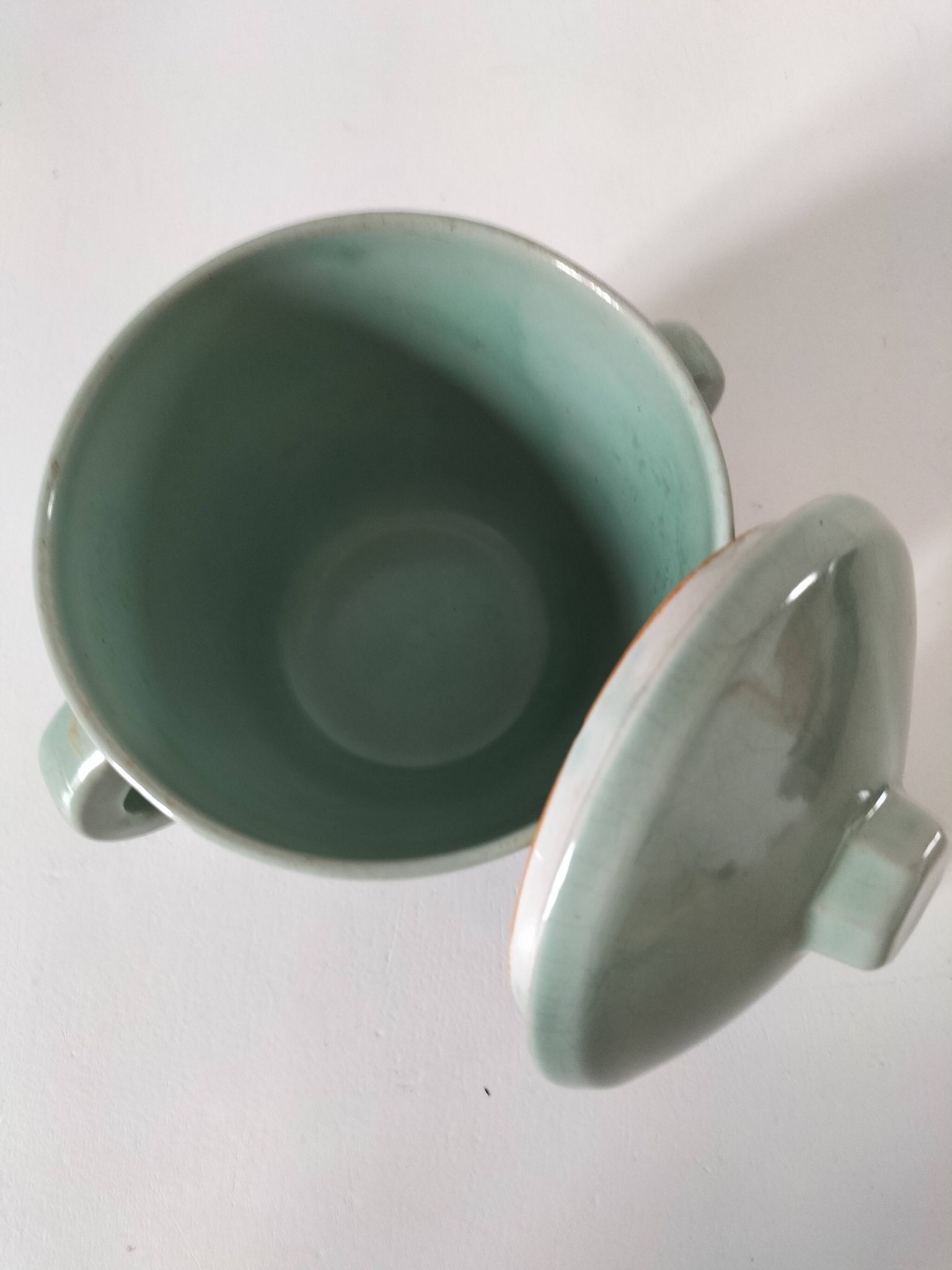 Covered sugar bowl in celadon ceramic – modernist lines
