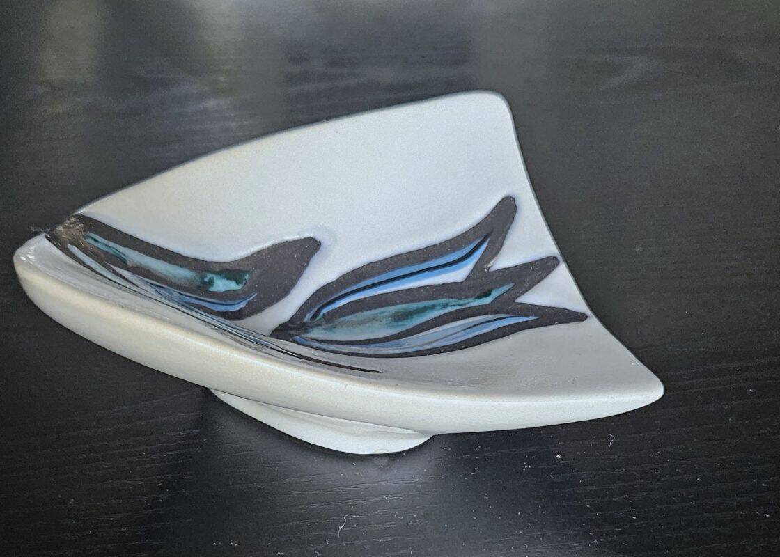 CAPRON - Small Trilobed Cup with Blue Tulip Decor M13