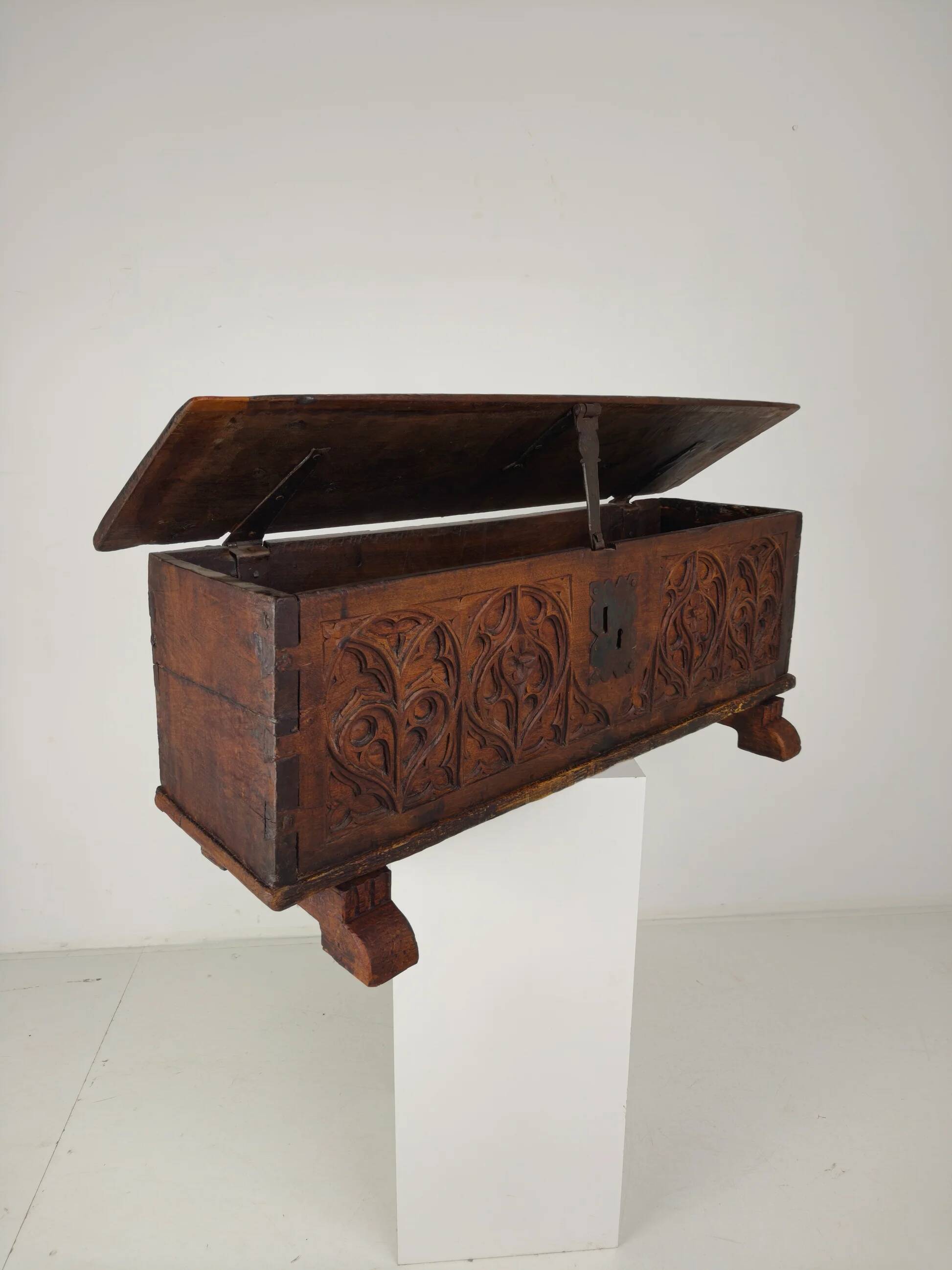 Gothic Spanish chest – 16th late/17th early century