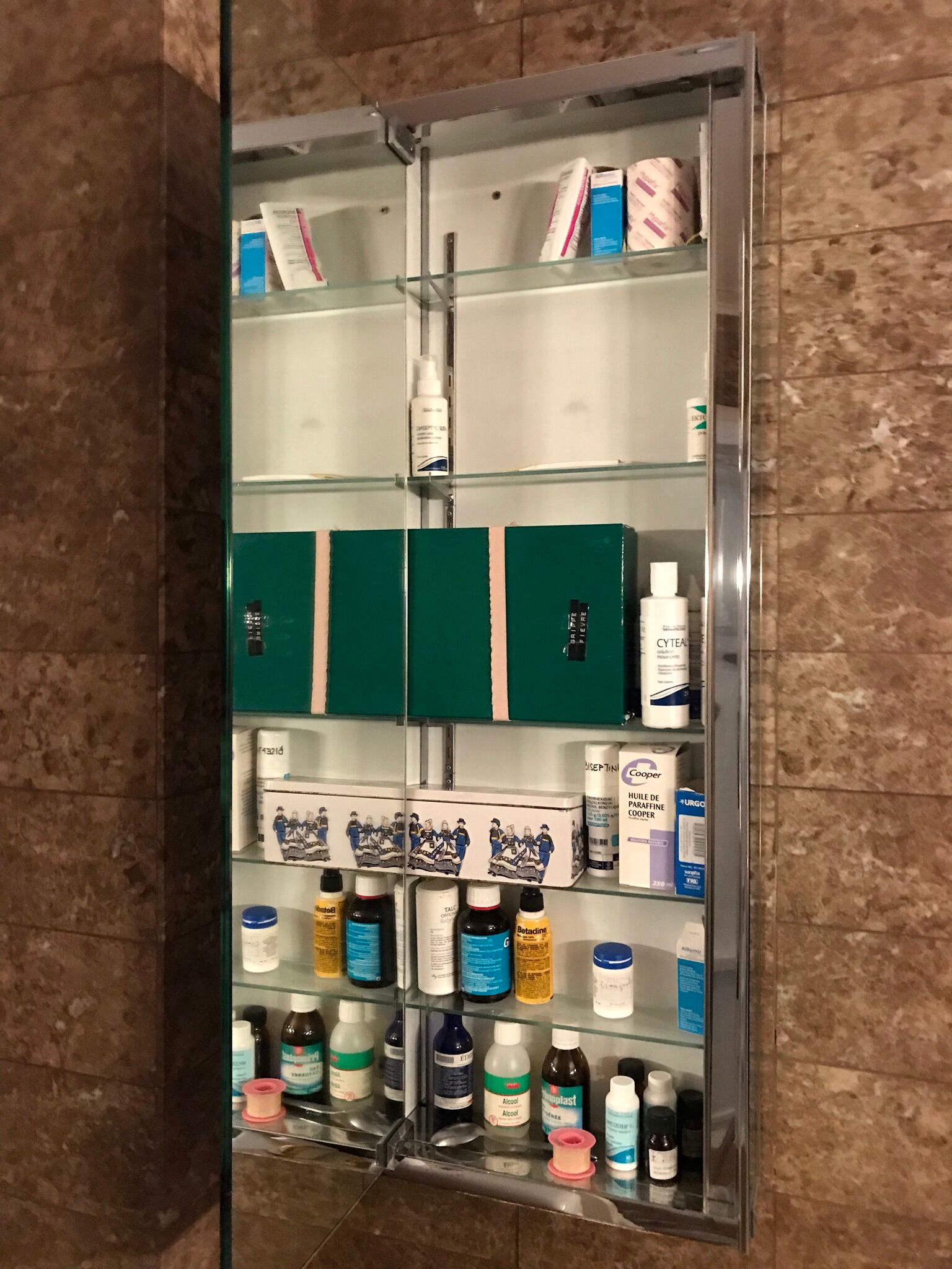 Cabinet pharmacy