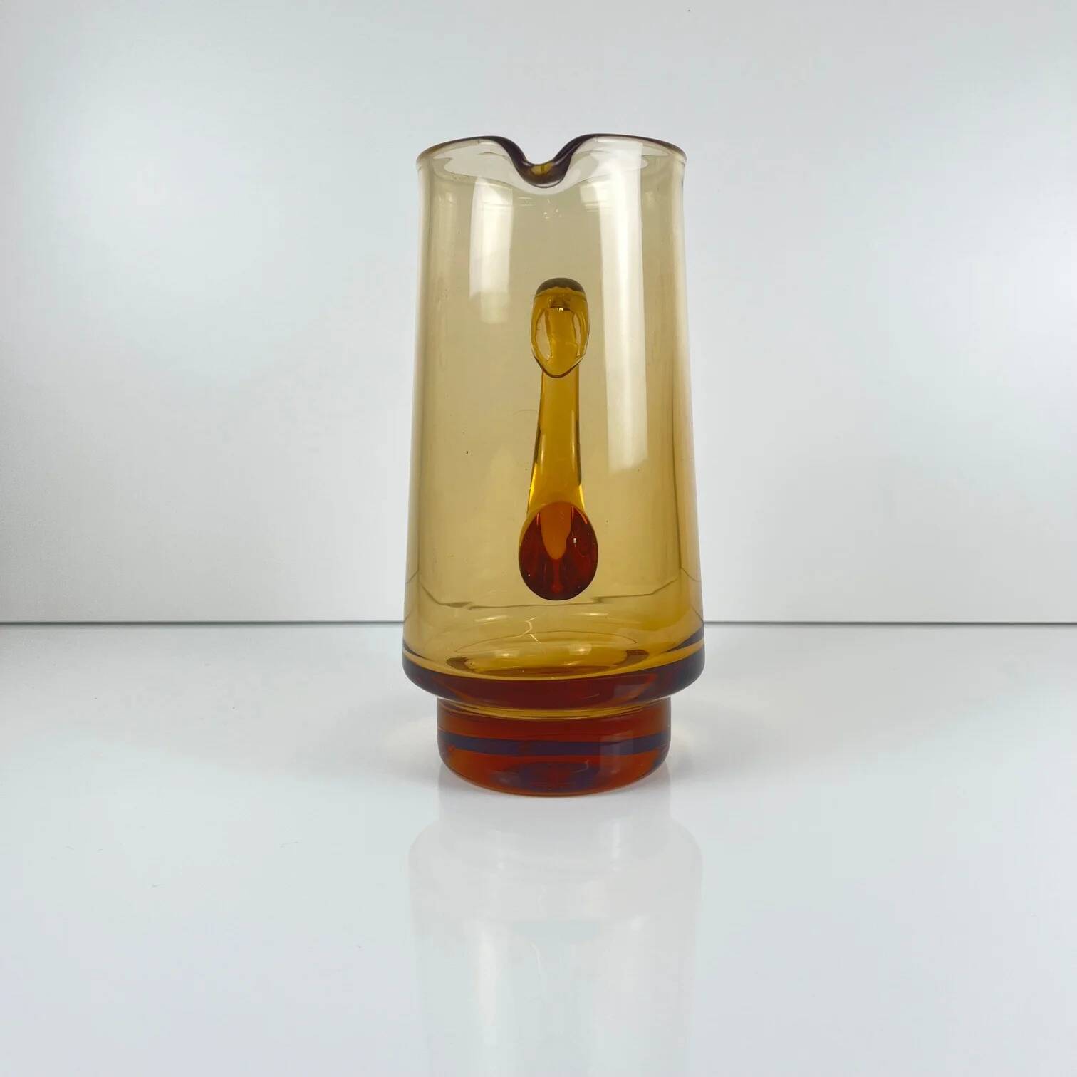 Pichet en verre soufflé ambré