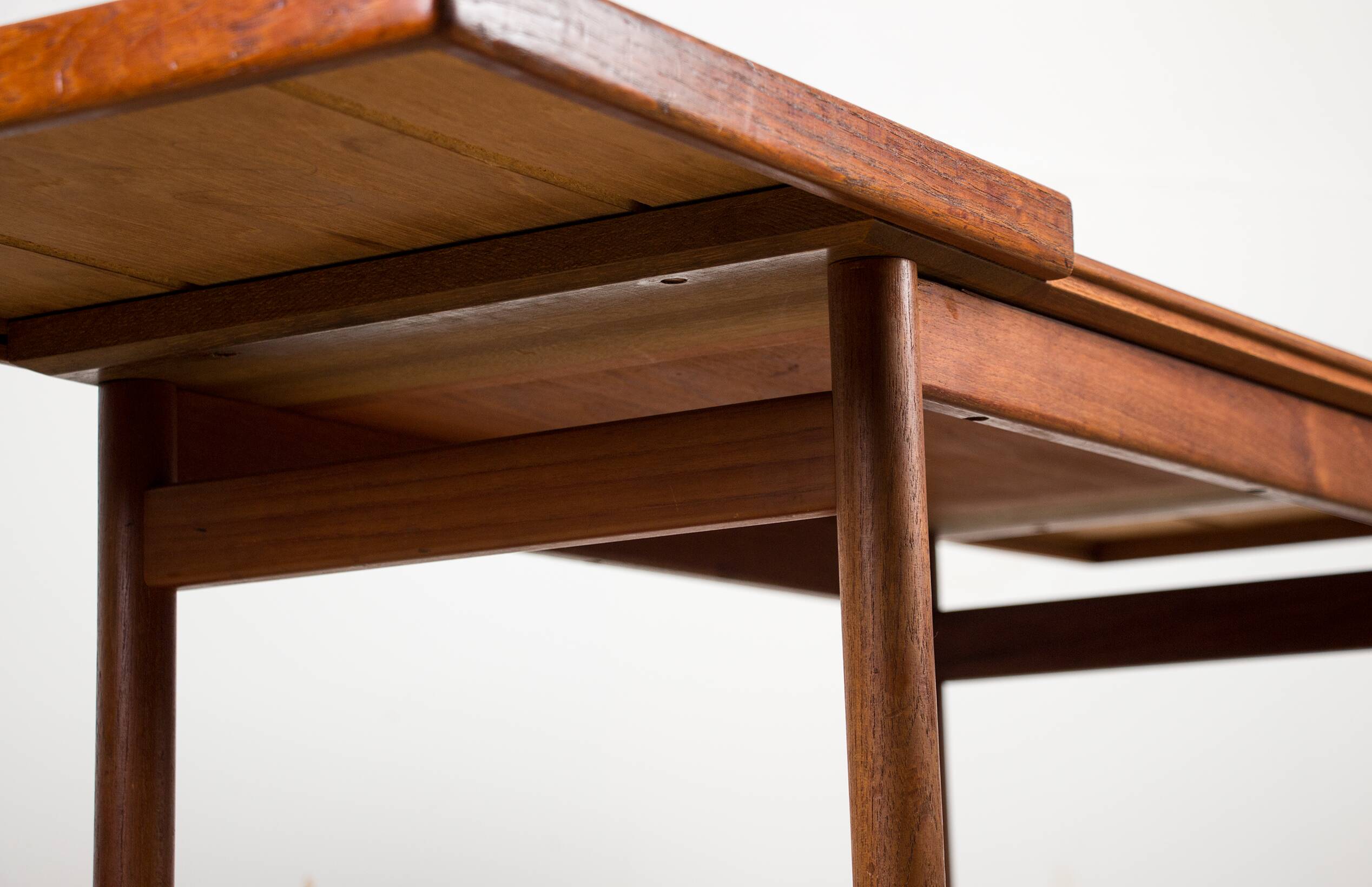 Danish extendable two-tiered teak serving trolley, 1960s, Kurt Ostervig.