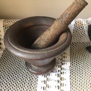 Mortier en fonte et pilon en bois