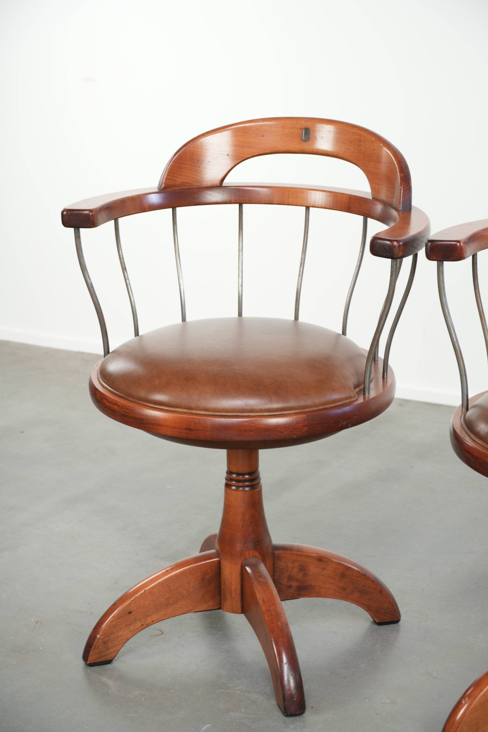 Set of 2 swivel/office chairs with a cognac-coloured cow leather seat