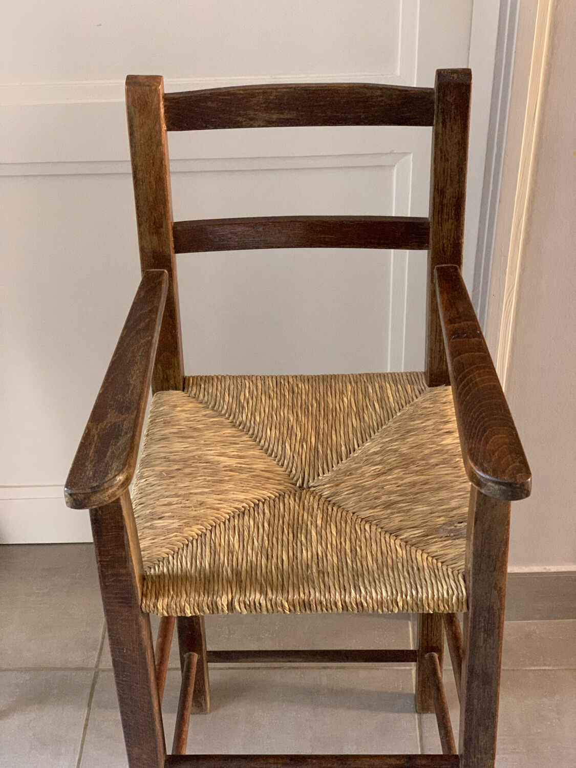 High chair in wood and straw