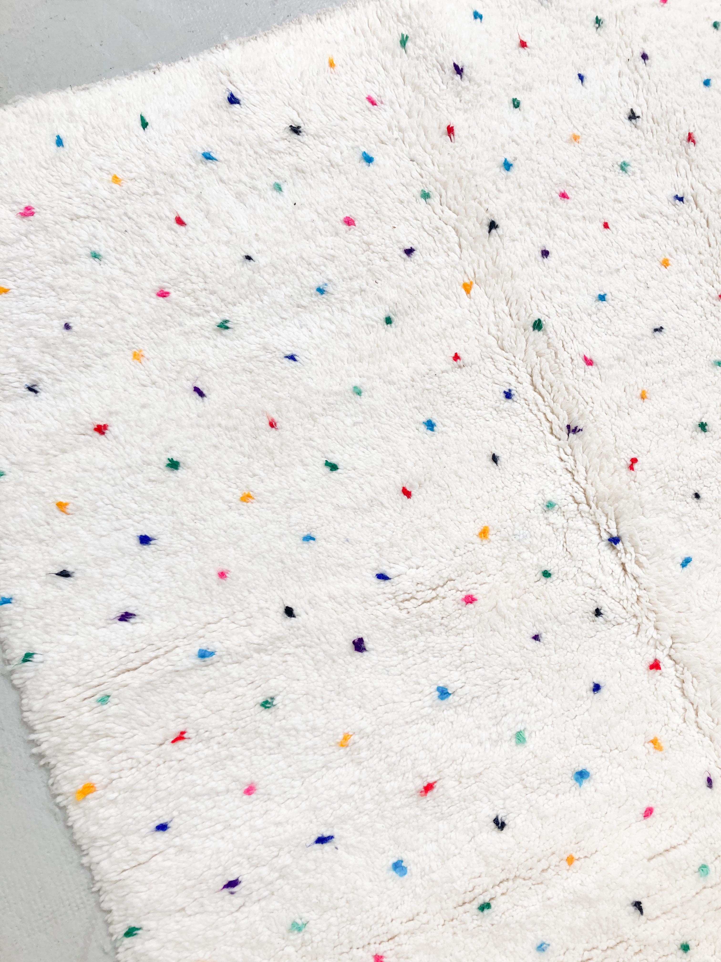 Berber carpet beni ouarain ecru with multicolored polka dots 255x146m