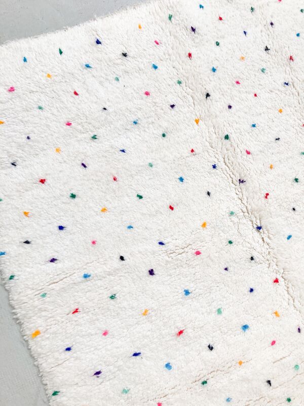 Tapis berbère beni ouarain écru à pois multicolores 255x146m