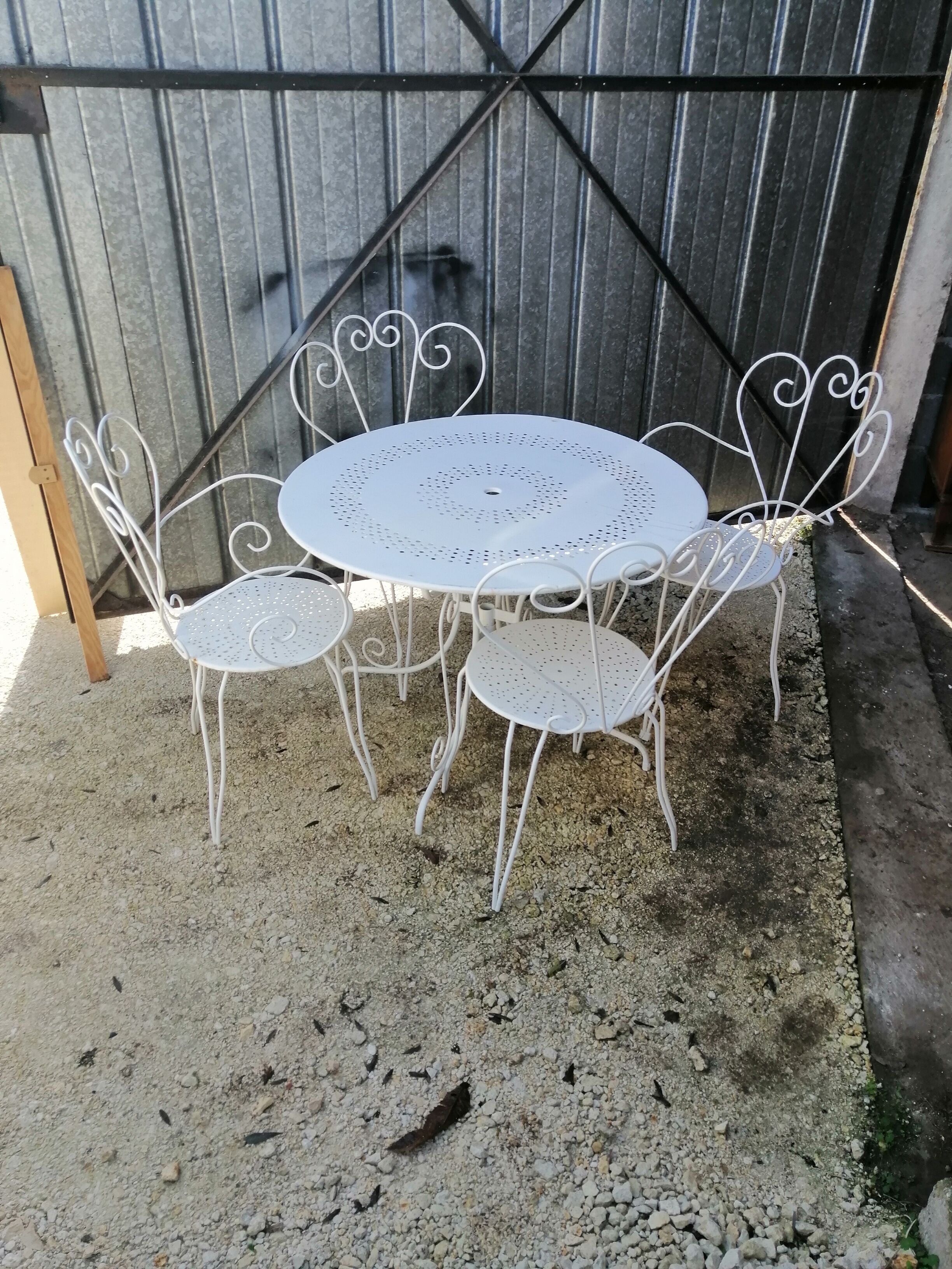 Garden furniture in white metal