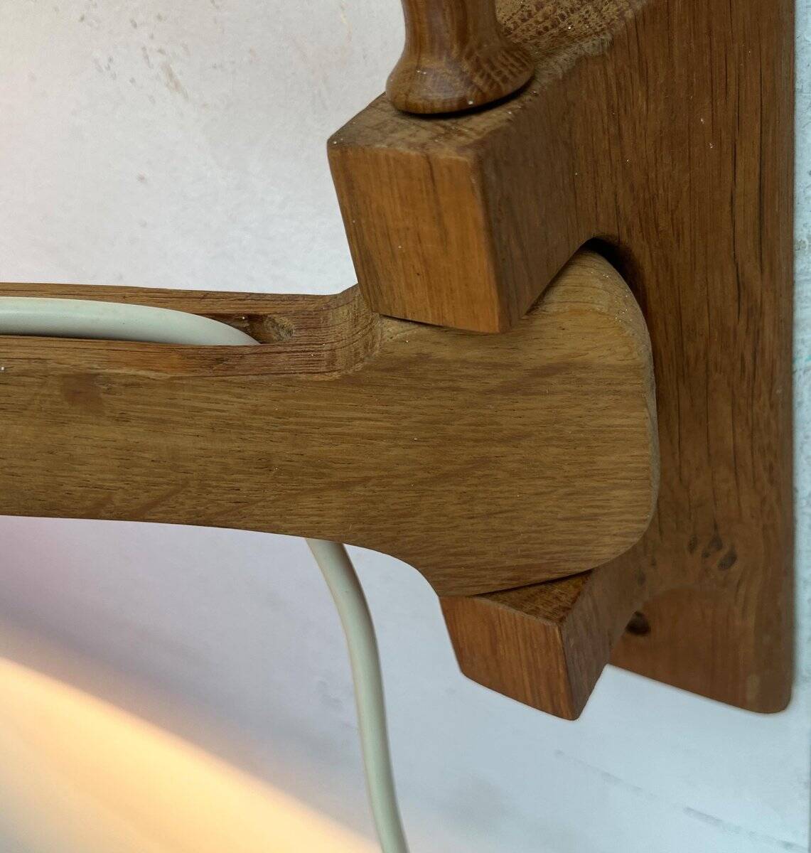 Mid-century cantilever wall lamp with a pivoting arm, 1960s.