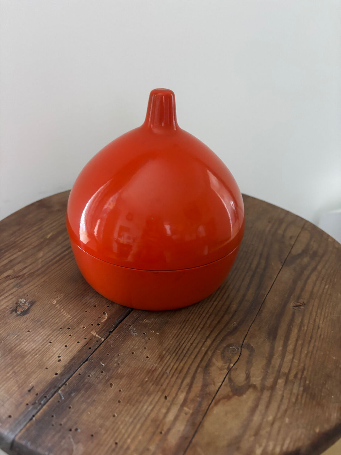 Vintage design 60s small round orange box