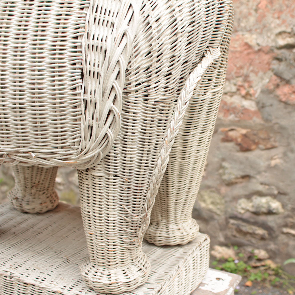Vintage rattan elephant couch tip
