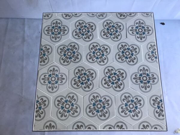 Table en fer forgé et carreau de ciment