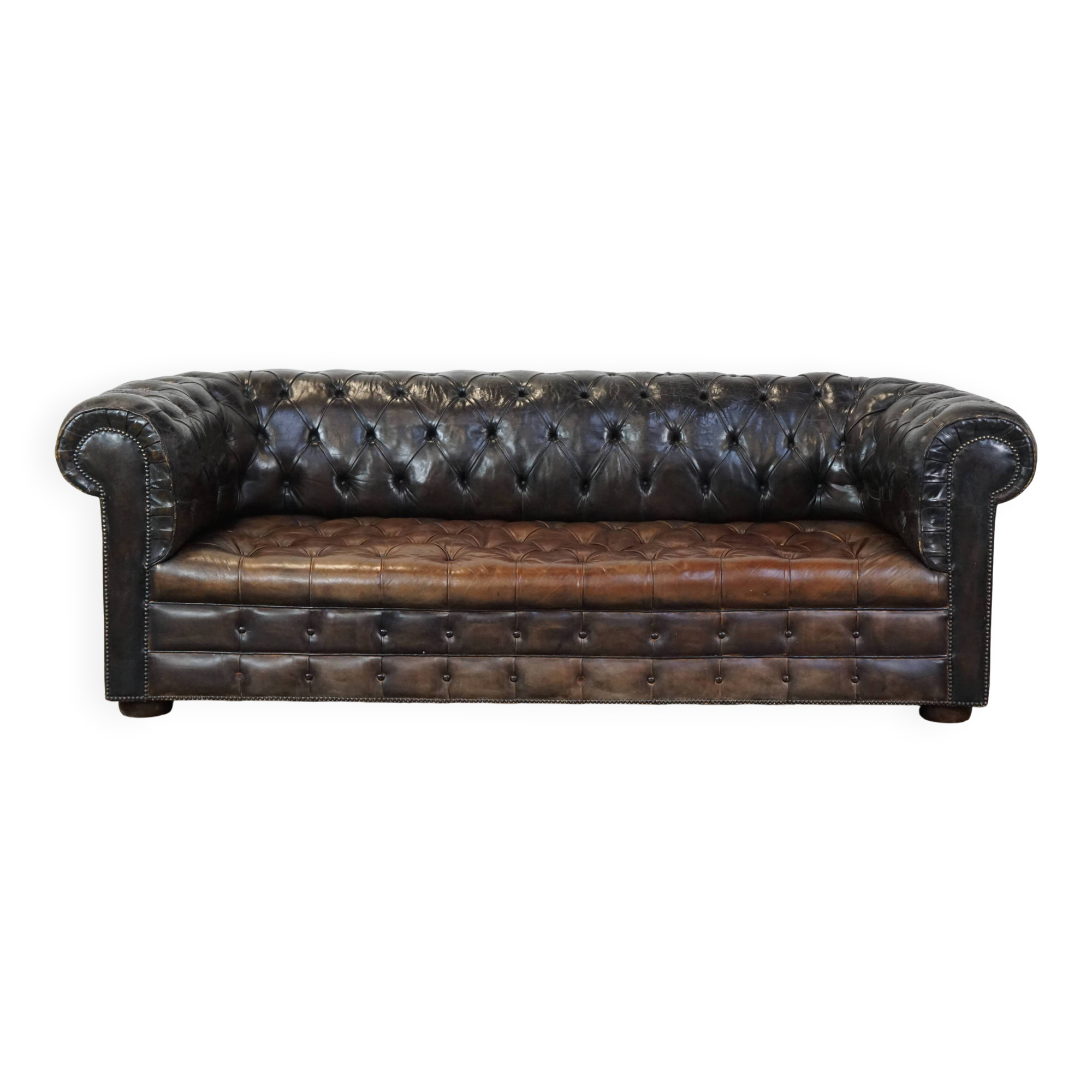 Canapé chesterfield 3 places en cuir de vachette patiné