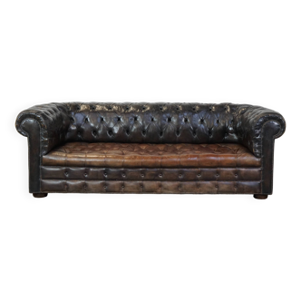 Canapé chesterfield 3 places en cuir de vachette patiné