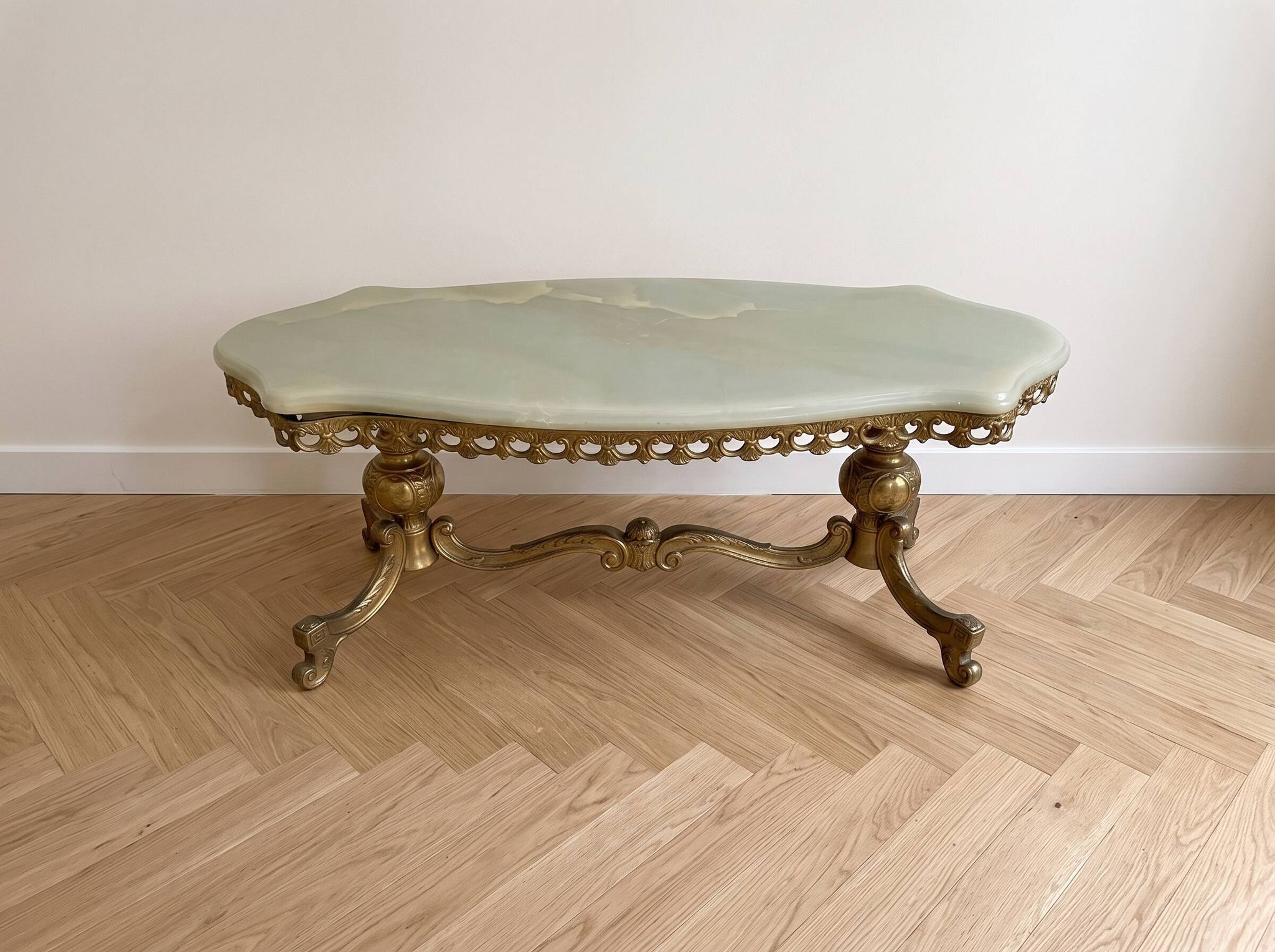 Table basse ancienne plateau marbre et piétement laiton doré
