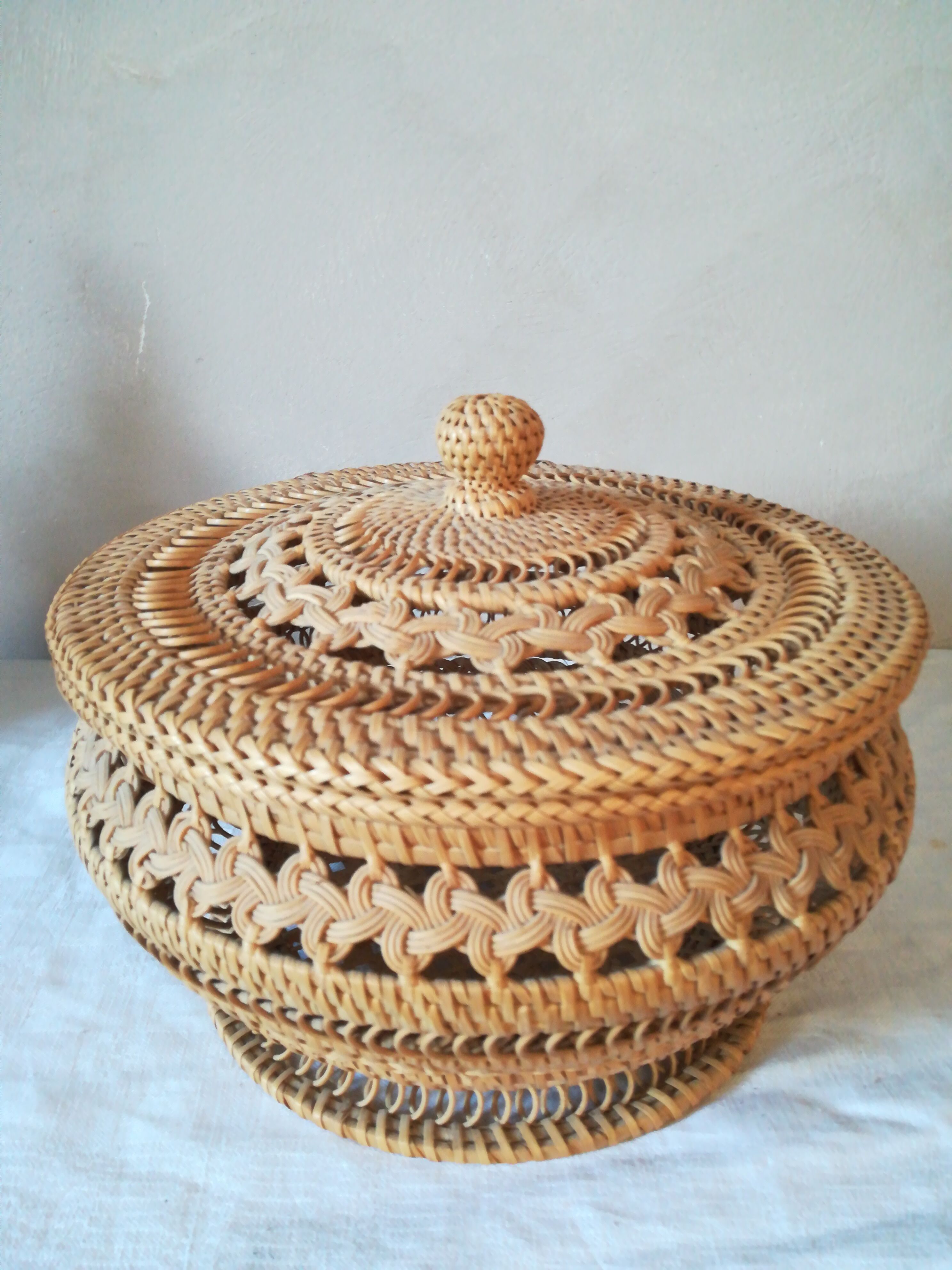 Wicker lace basket