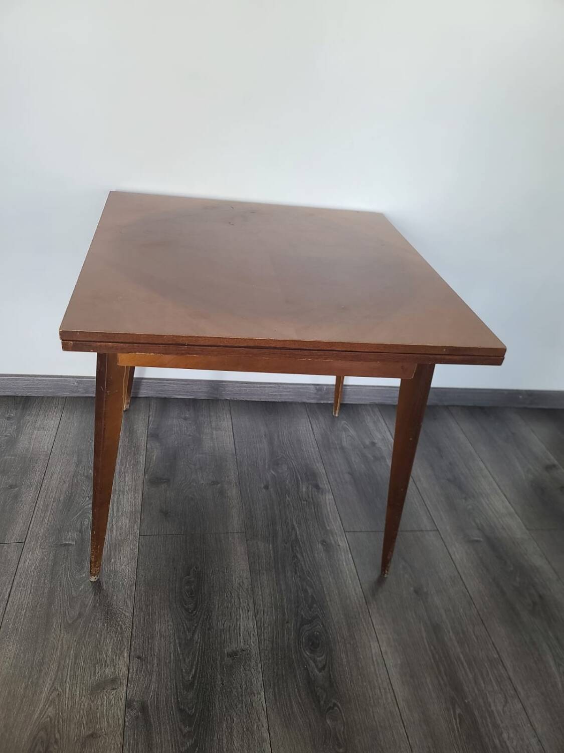 Vintage vitrified portfolio table