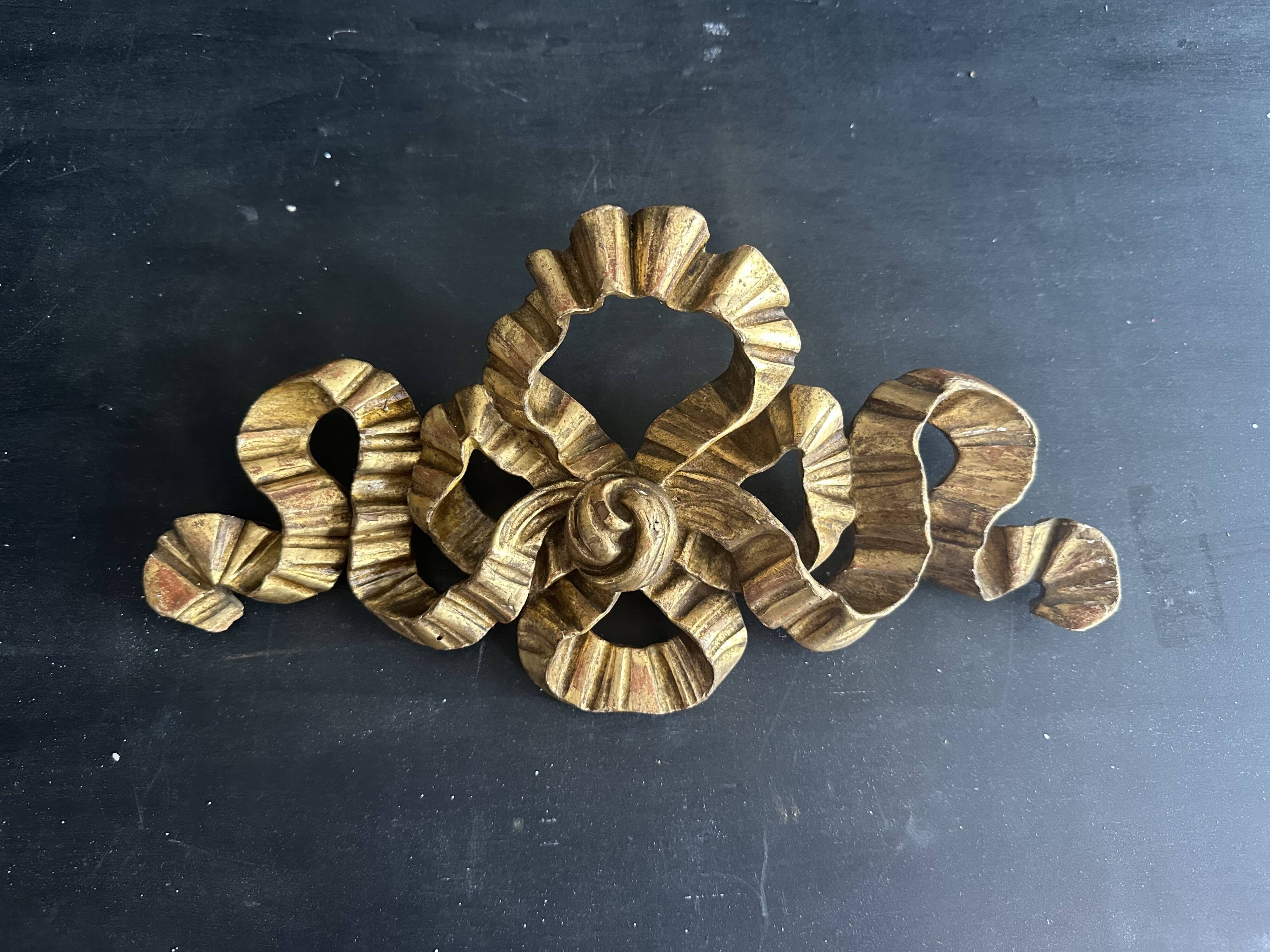 Ancient carved wooden fronton, Louis XVI bow, 19th century.