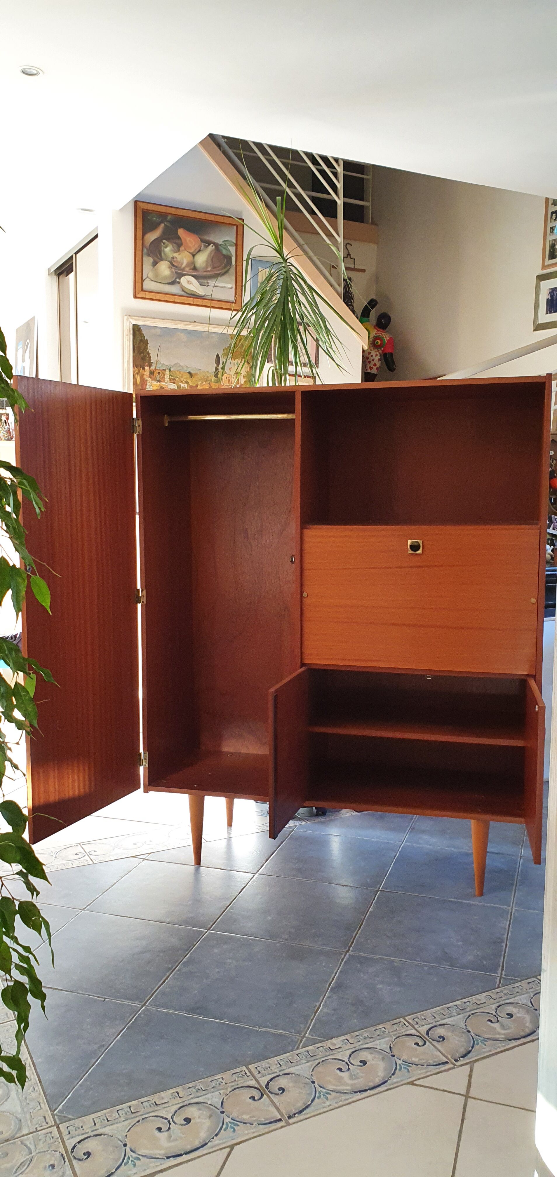 Combined wardrobe secretary