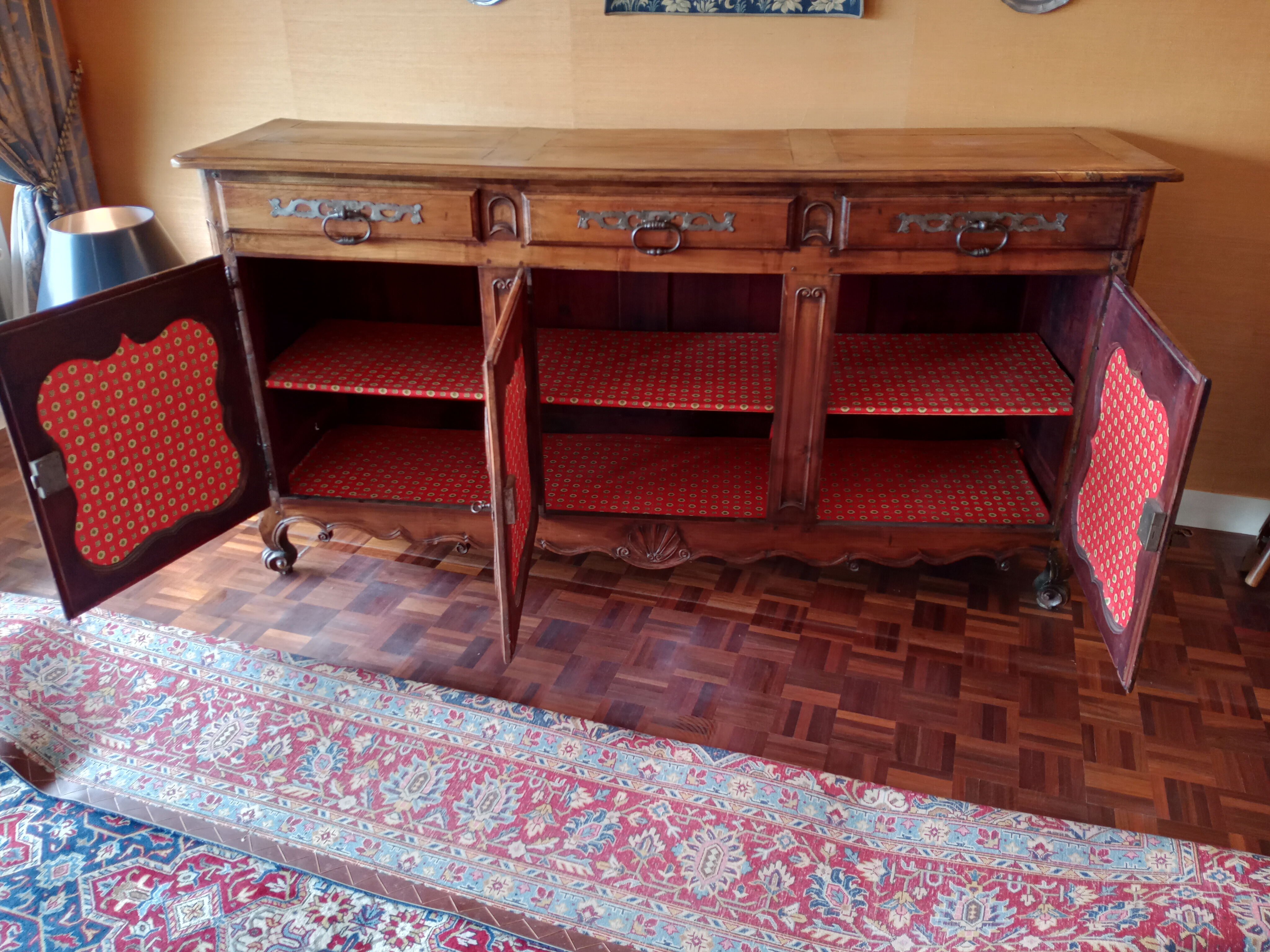 Buffet Louis XV en noyer 19 eme