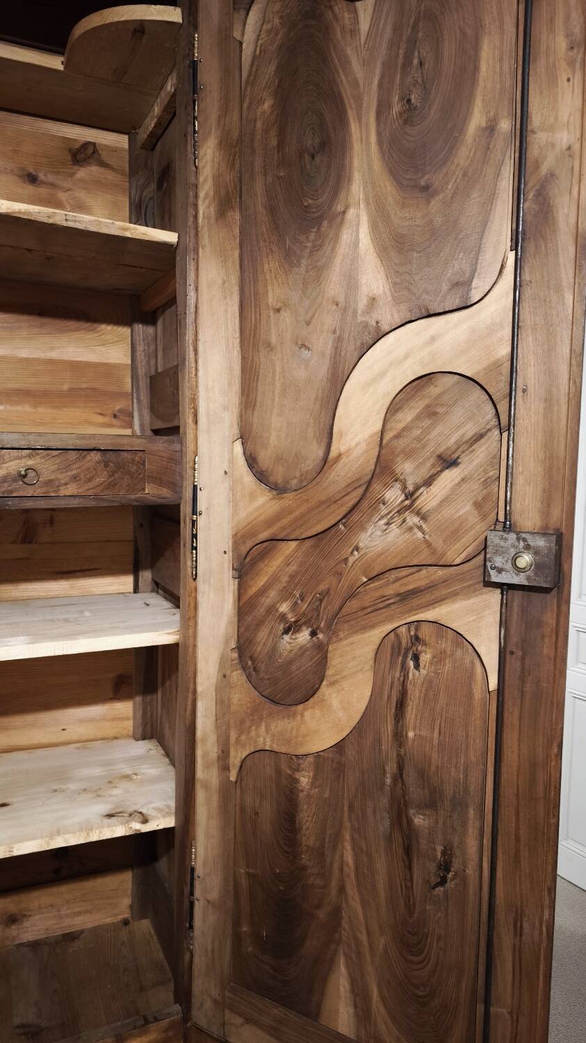 Magnifique armoire en noyer