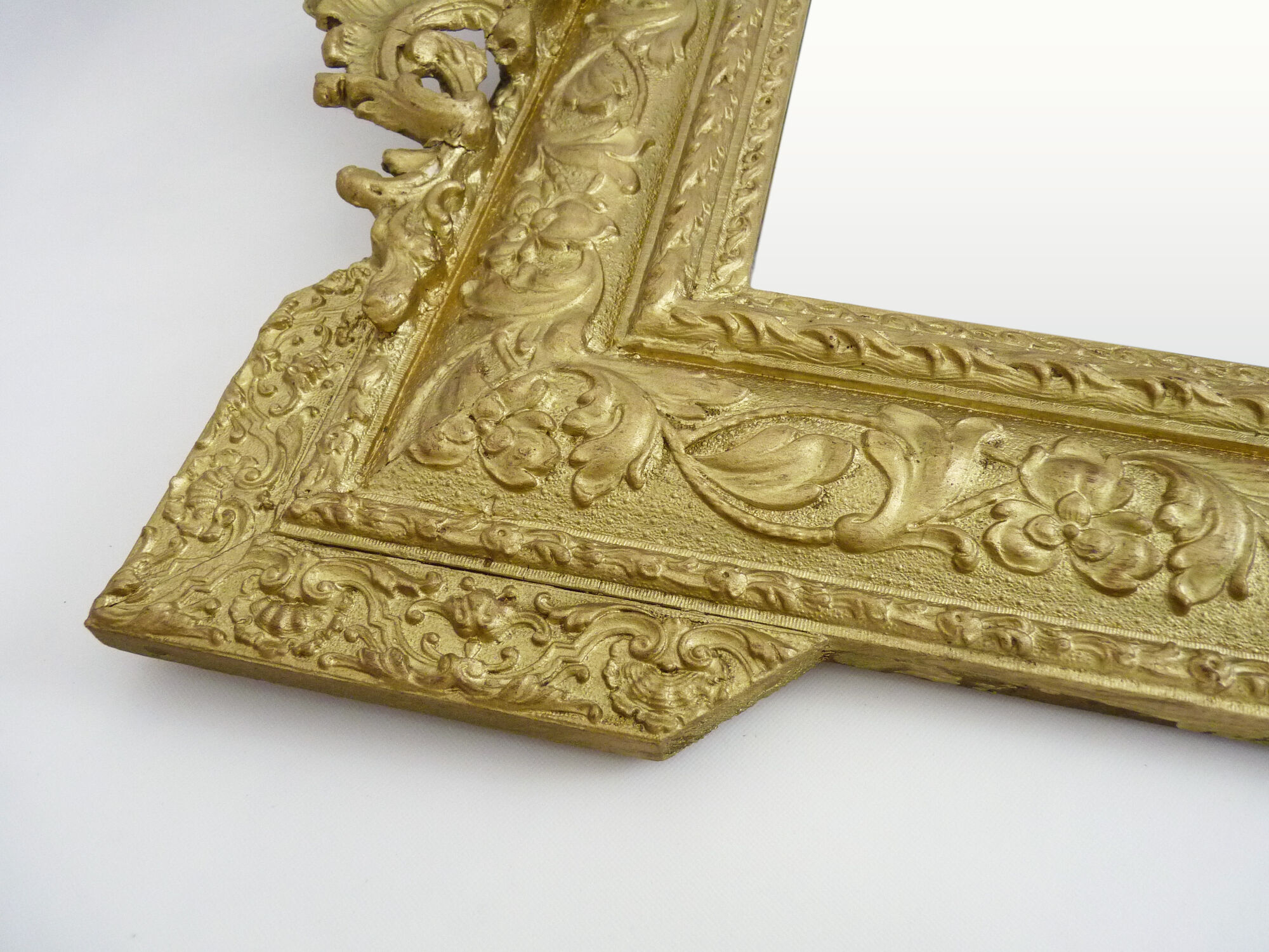 Old wall mirror in wood and gilded stucco, Louis XVI style. XIXth