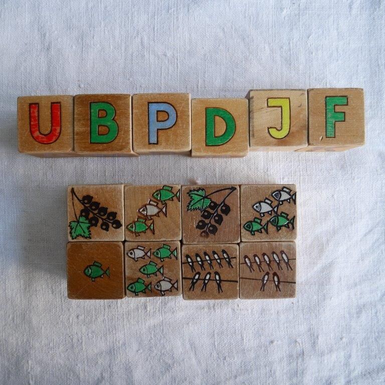 Set of 14 old wooden cubes