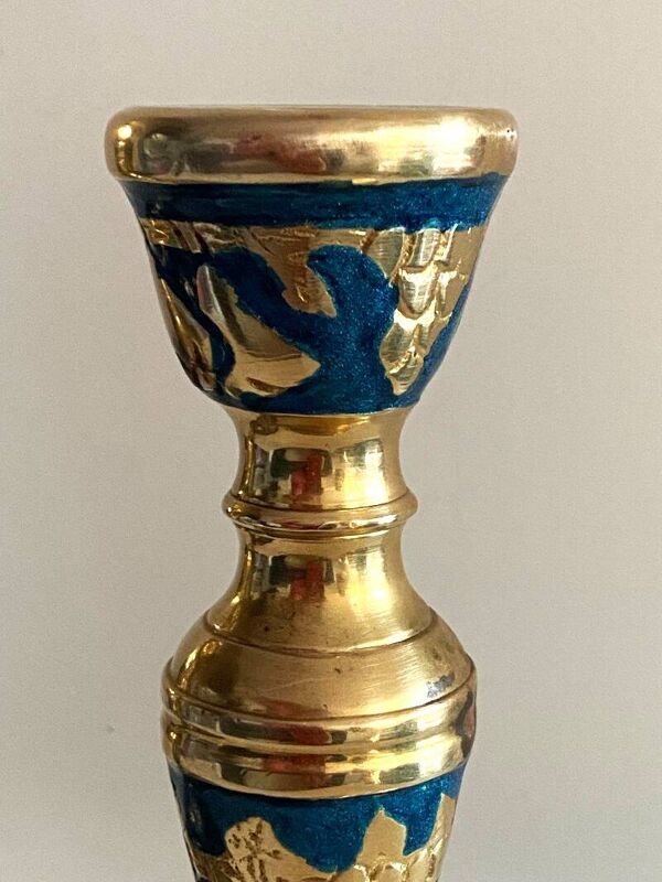 Atypique duo de bougeoirs porte-cierges chandeliers cuivrerie de cerdon