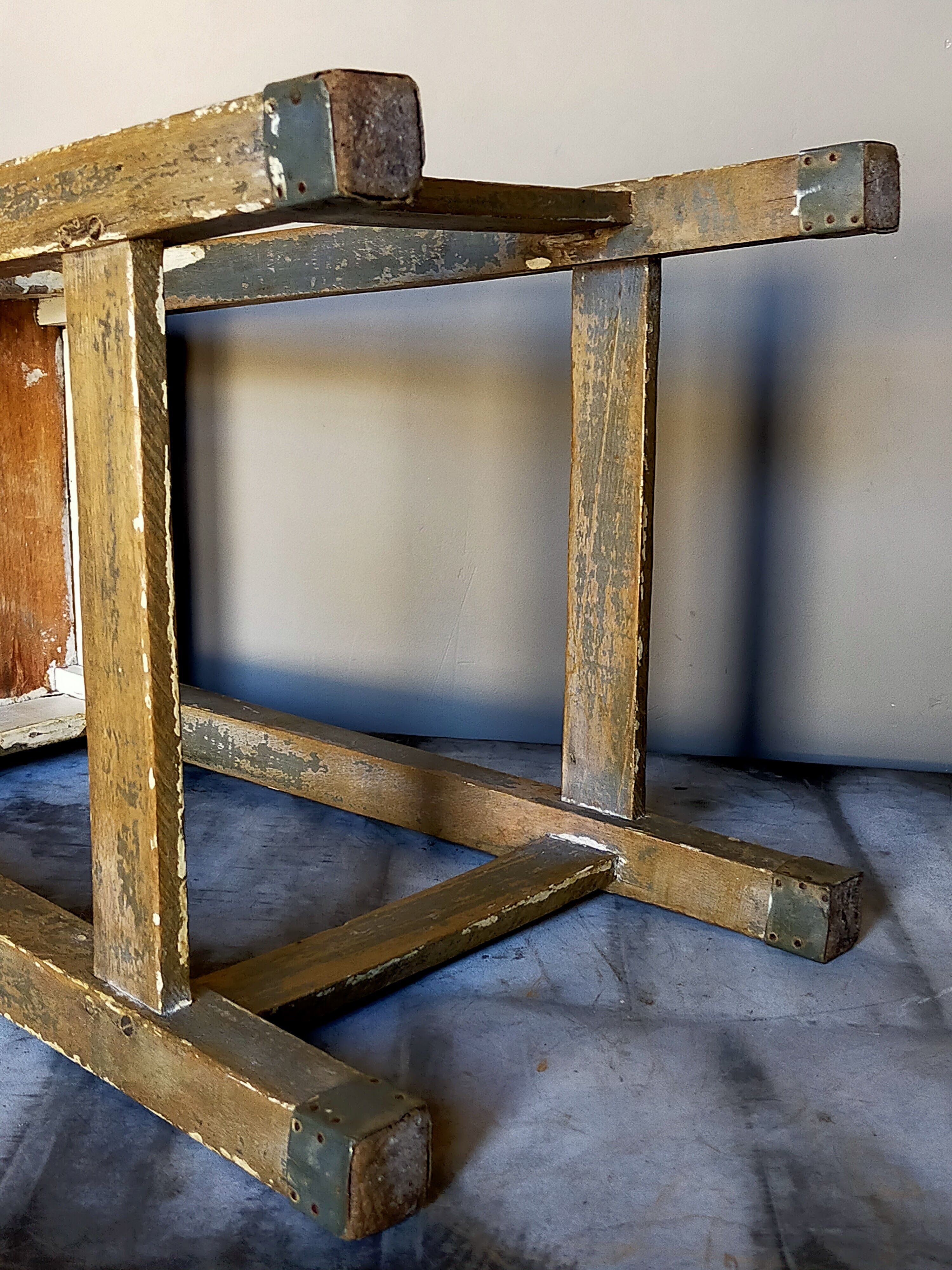 Tabouret d'atelier ancien à poignée
