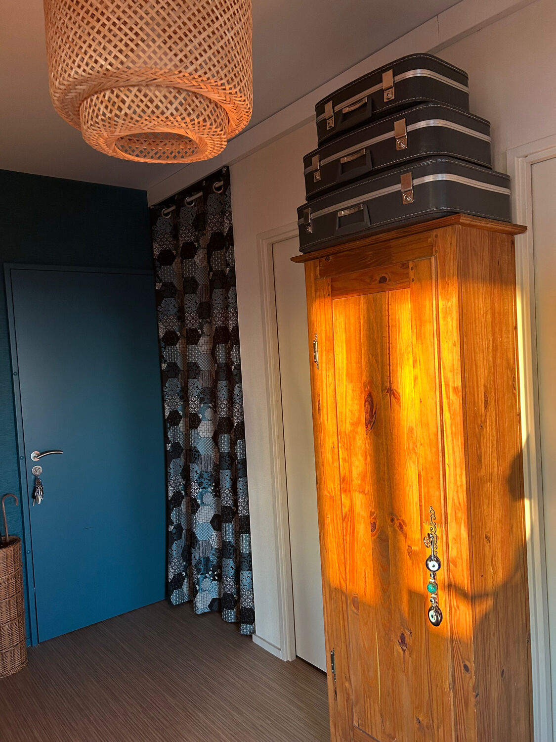 Complete set of "stewardess" nesting suitcases