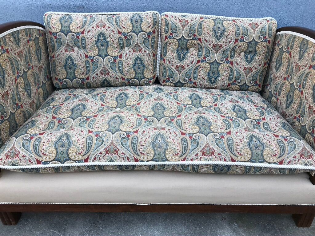 Bench reads art deco