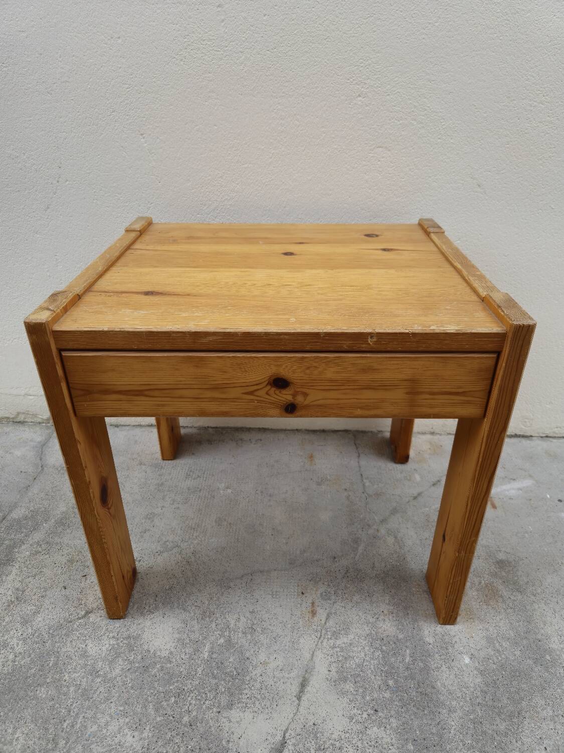 Regain bedside table in vintage pine