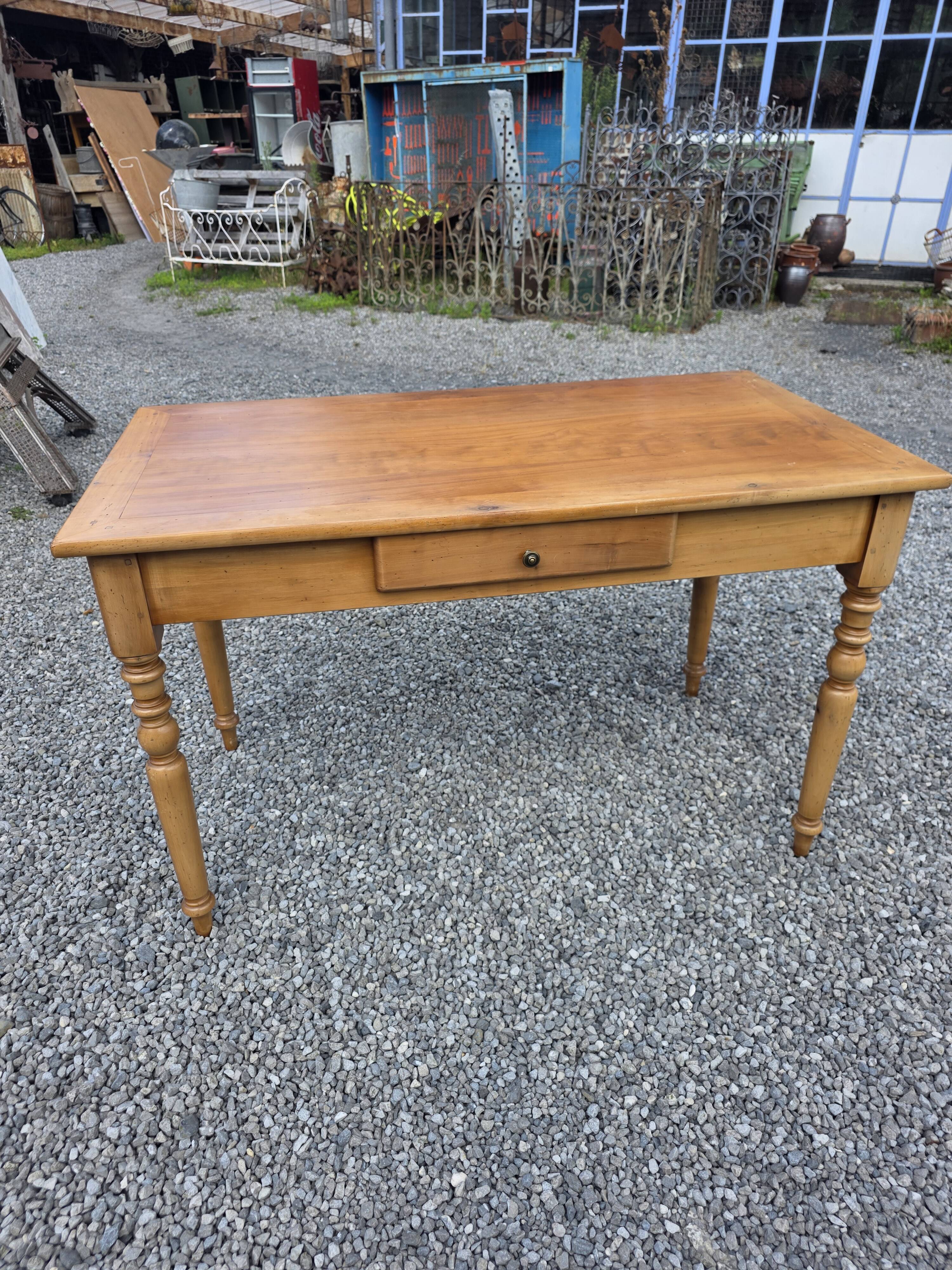 Bureau style Louis Philippe en merisier massif