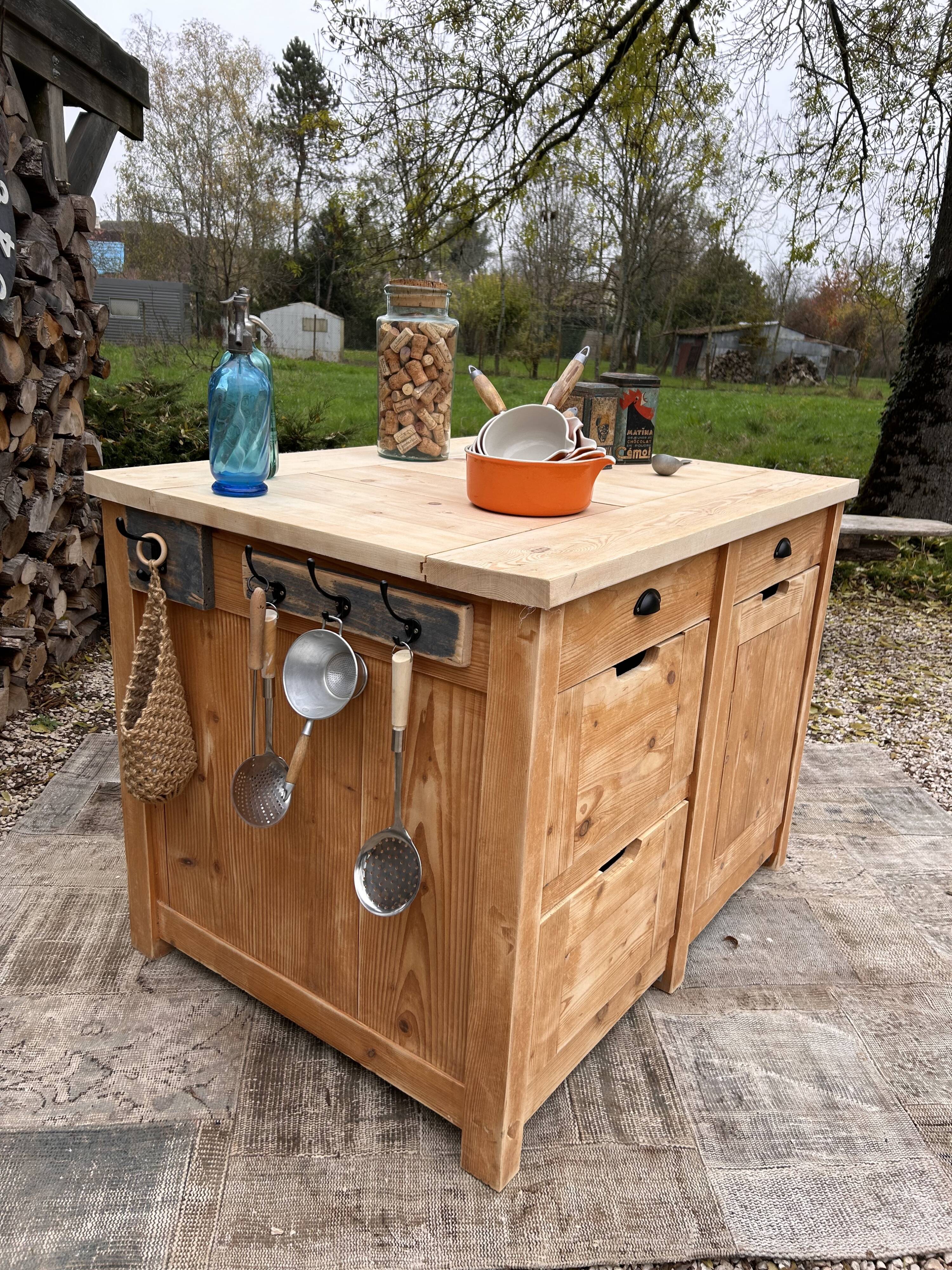 Central island / Saucepan storage unit