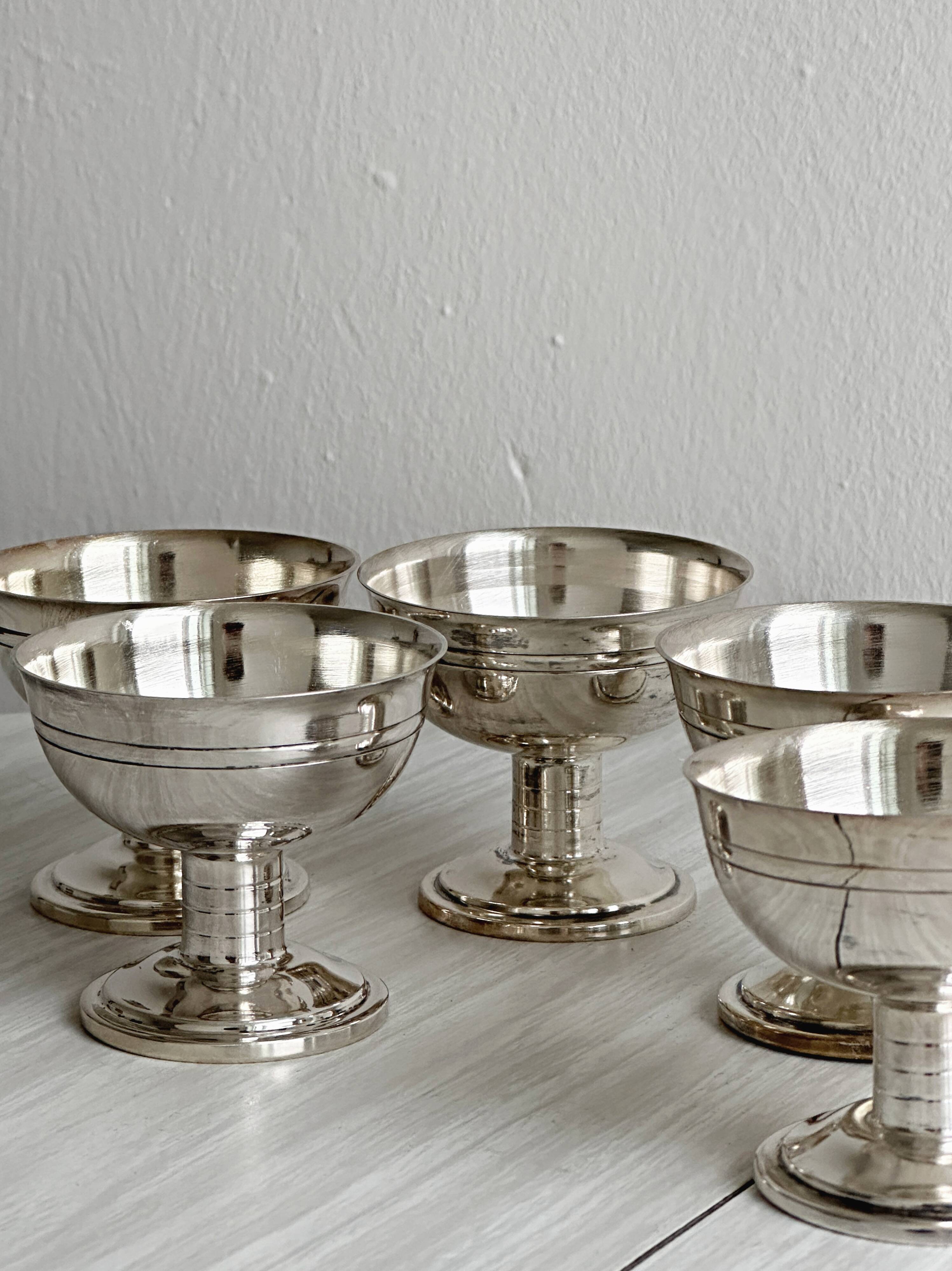 6 coupelles à dessert sur pied en métal brillant