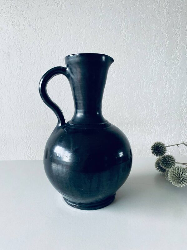 Pichet en grès vernissé noir