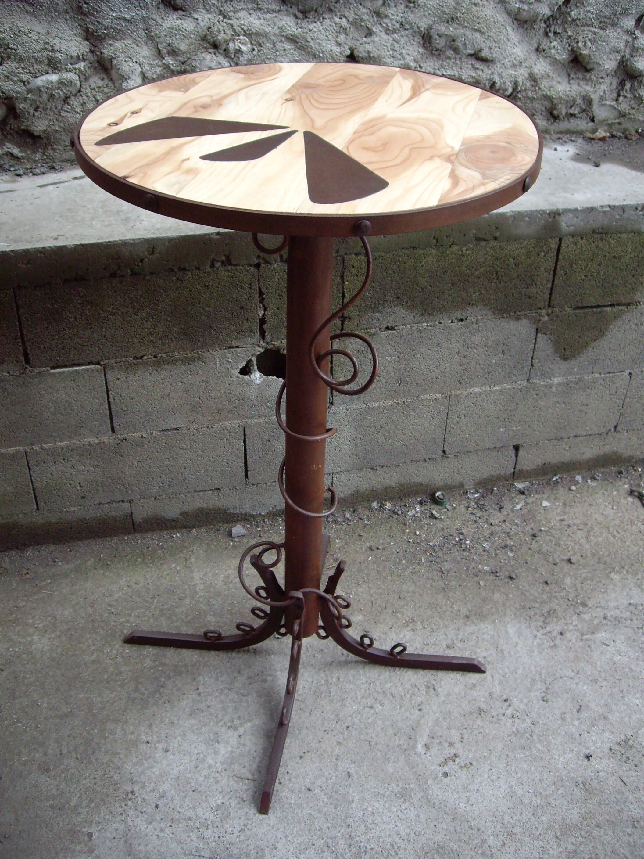 Table style eats standing ironwork