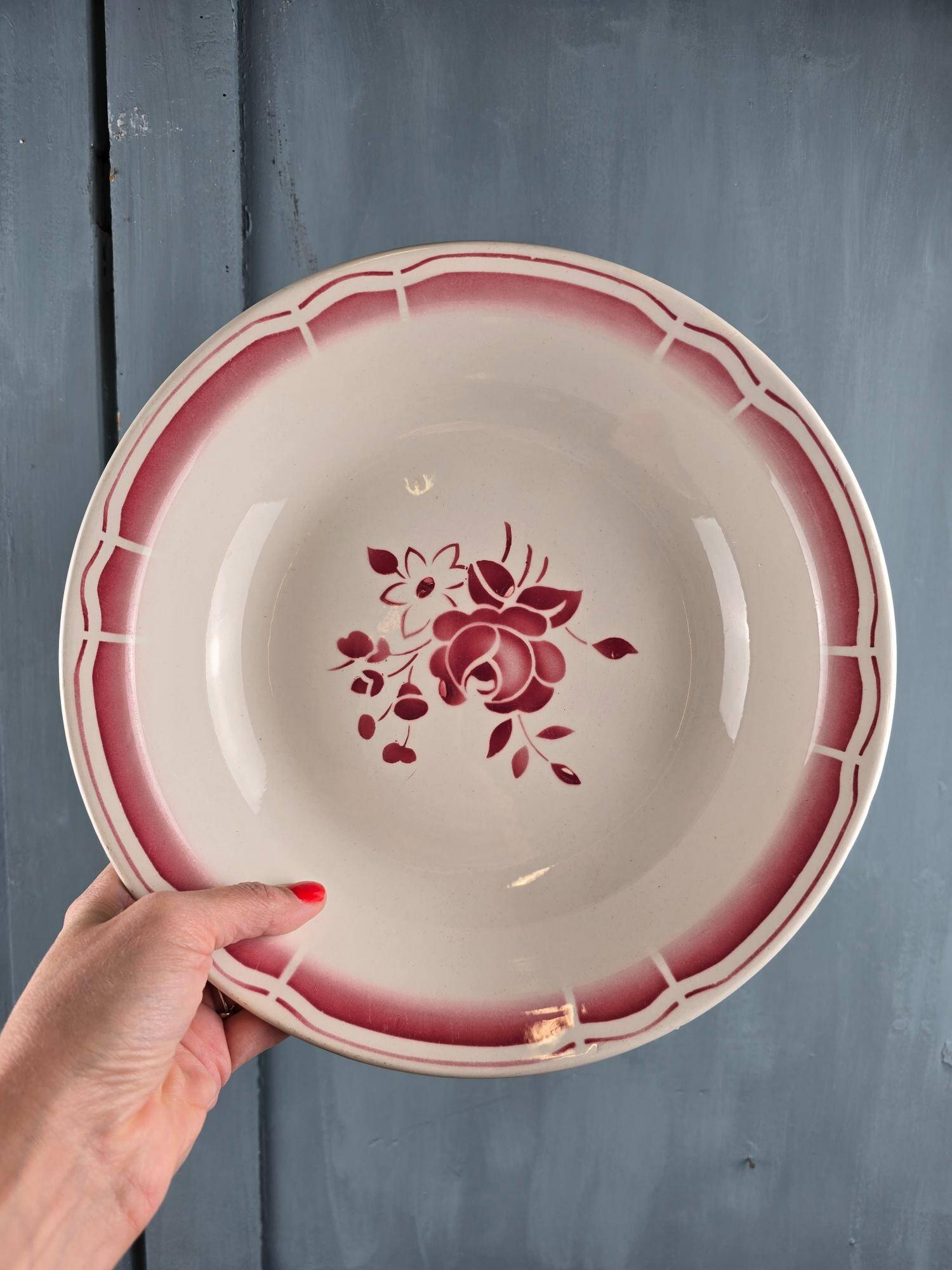 Plat ancien Badonviller – décor floral rose – porcelaine opaque années 50