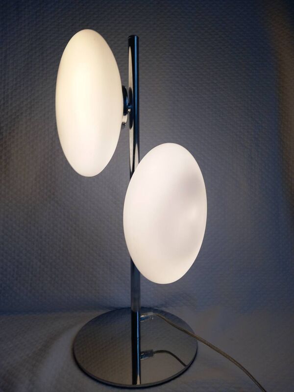 Lampe italienne orientable double galet en métal chromé et verre opalin par Fabas Luce