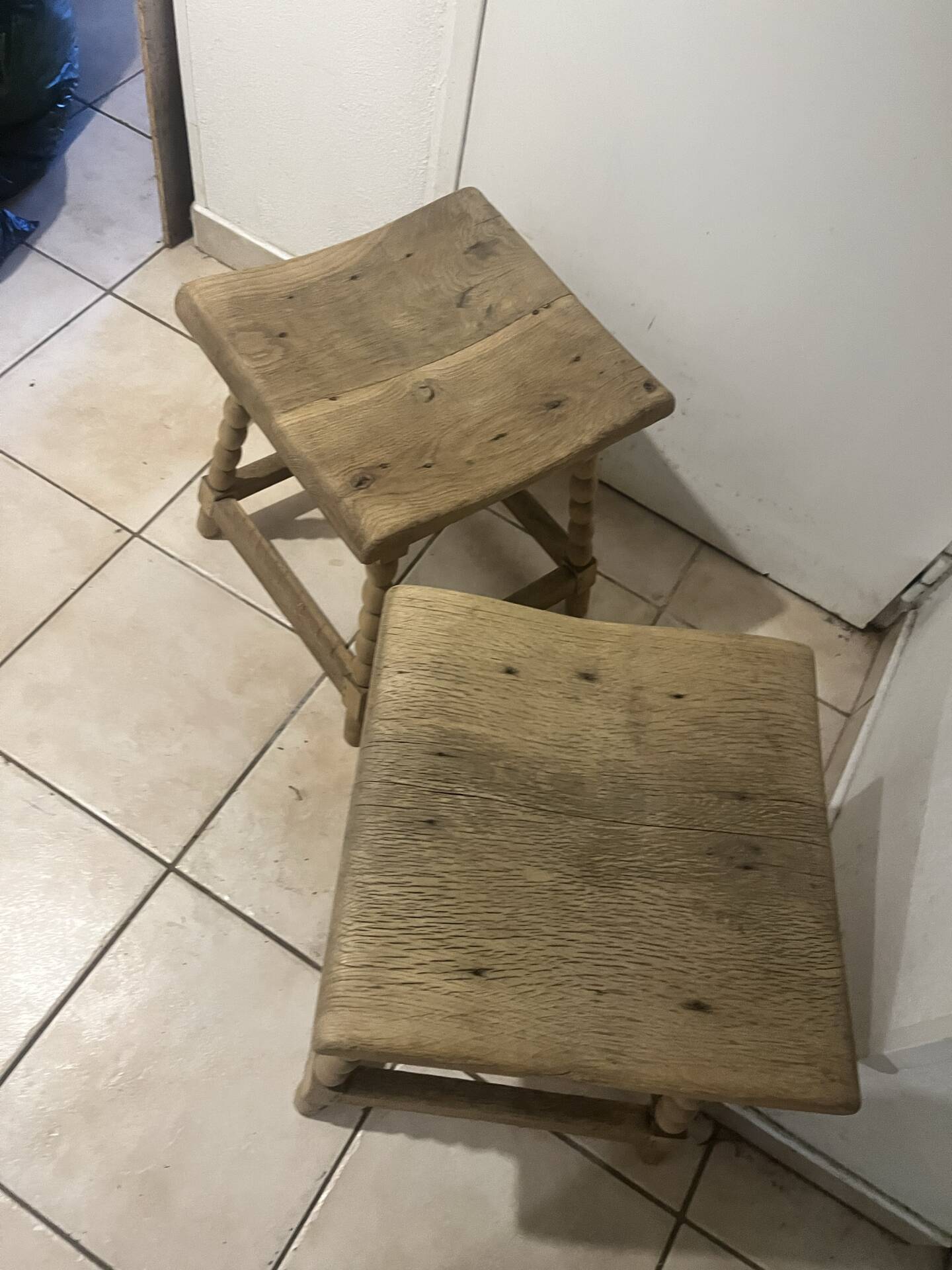 Pair of vintage stools in raw solid wood — Turned ball feet