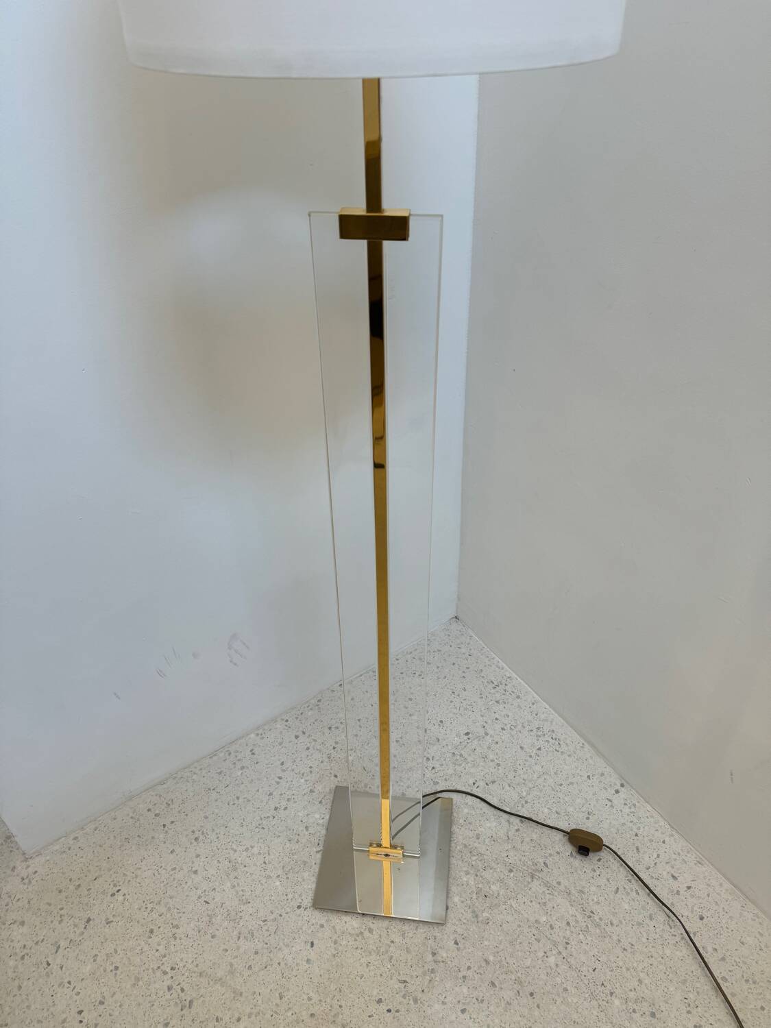 Lampadaire en plexiglas et métal doré, 1970