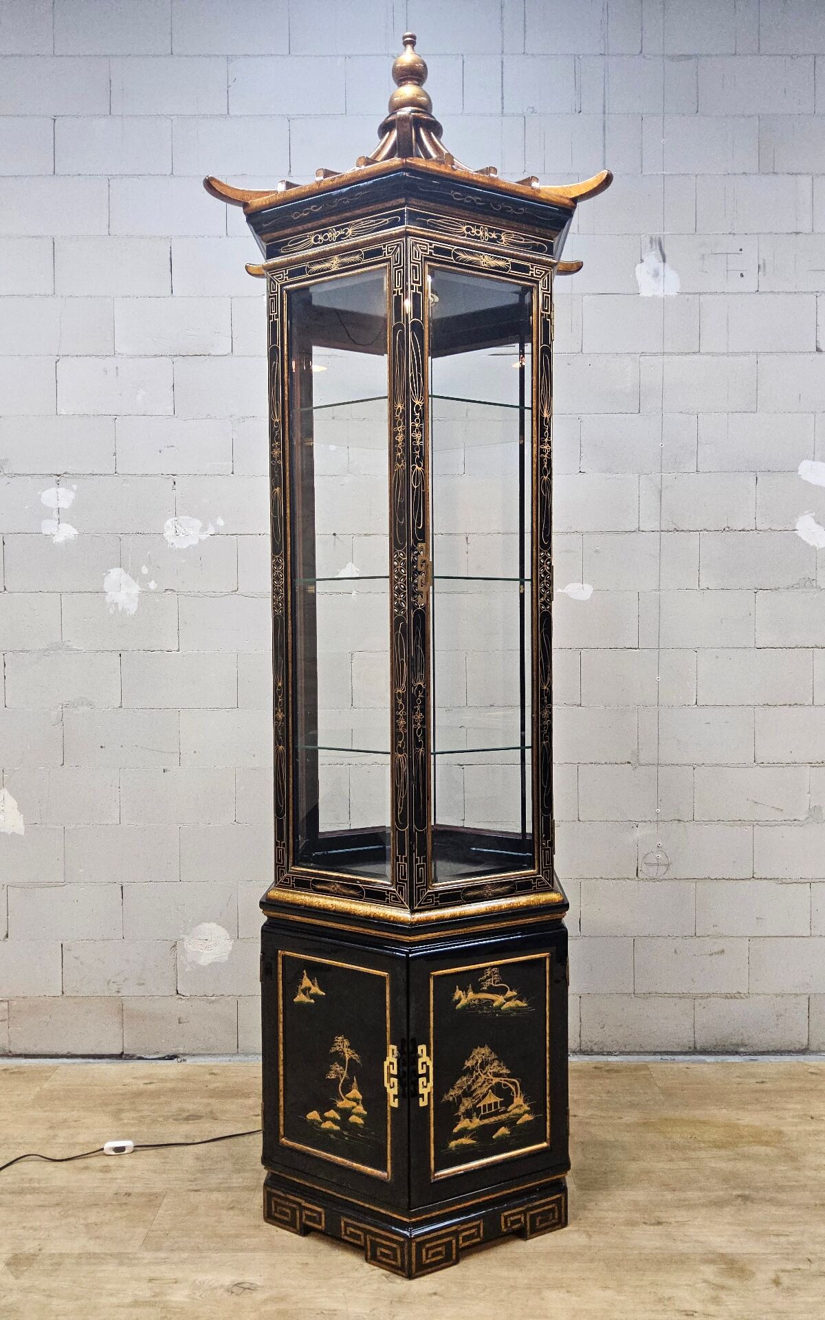 Vitrine chinoise avec toit en pagode et éclairage (asiatique)