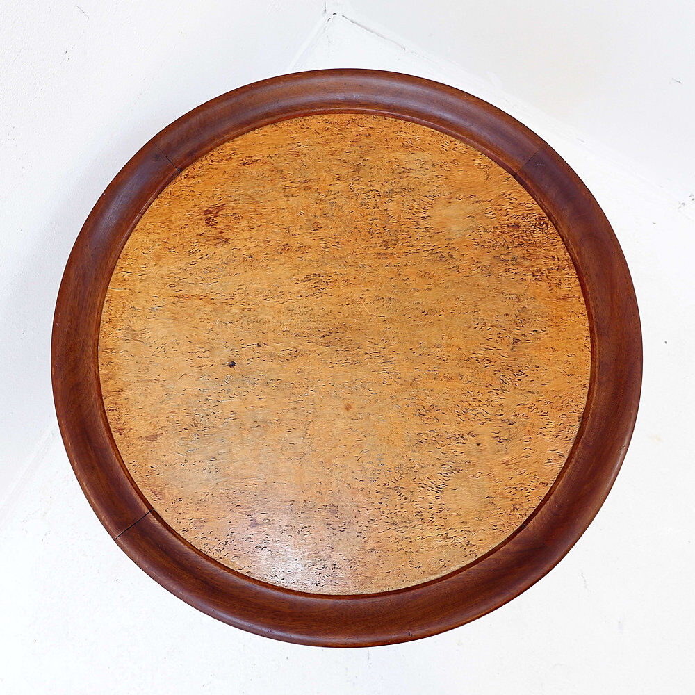 Round Art Deco side table in wood with curved legs and brass feet.