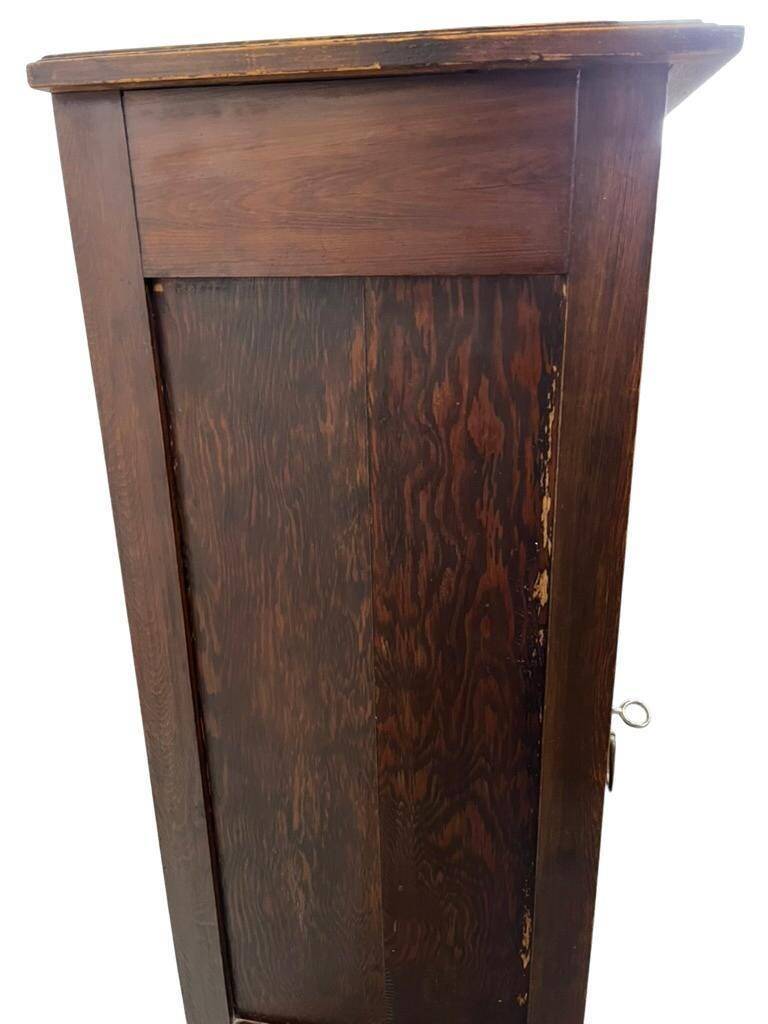 Vitrine vintage en bois sur pieds / étagère