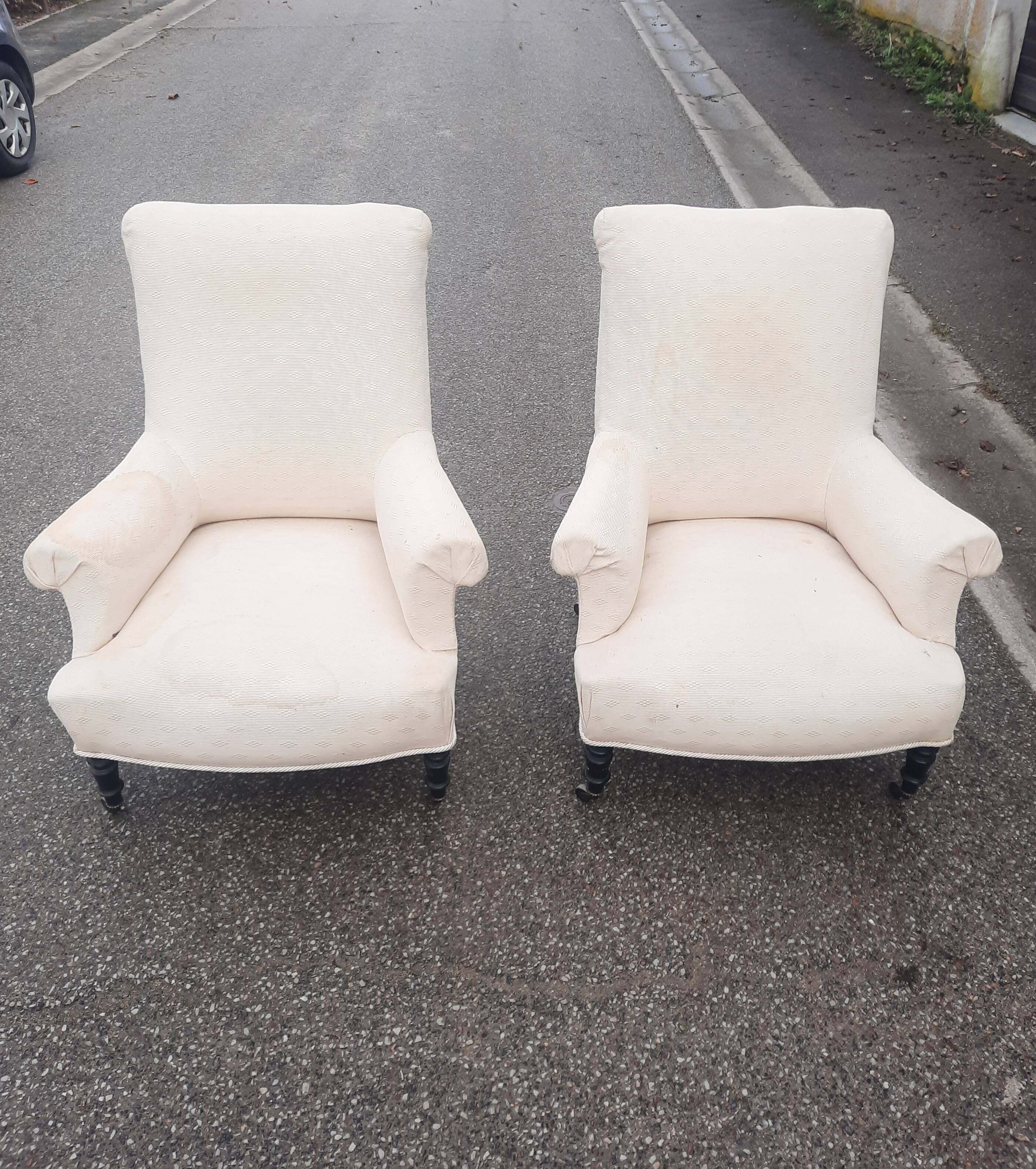 Paire de fauteuils en tissu écru et bois