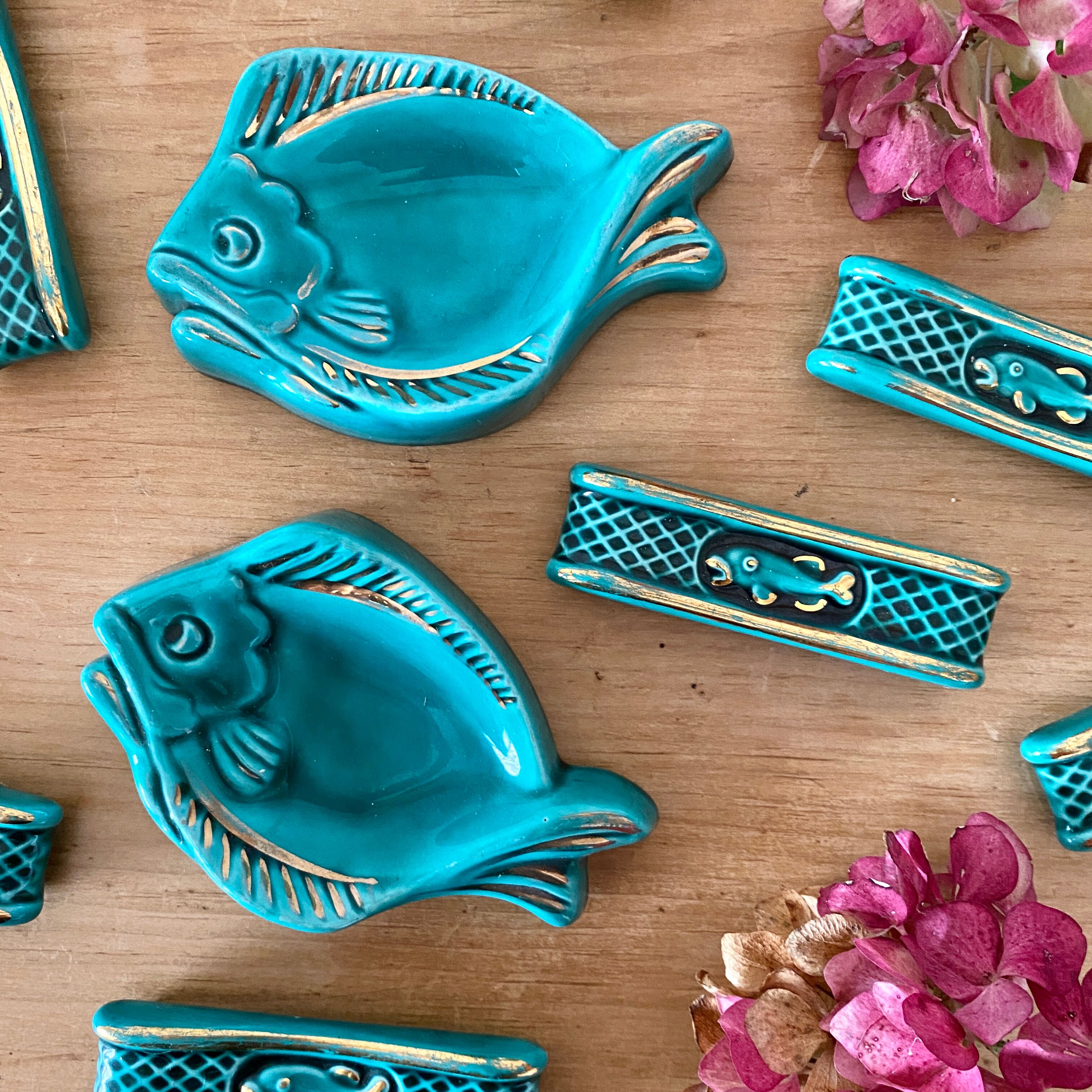 Lot de 2 plats poissons en barbotine vintage