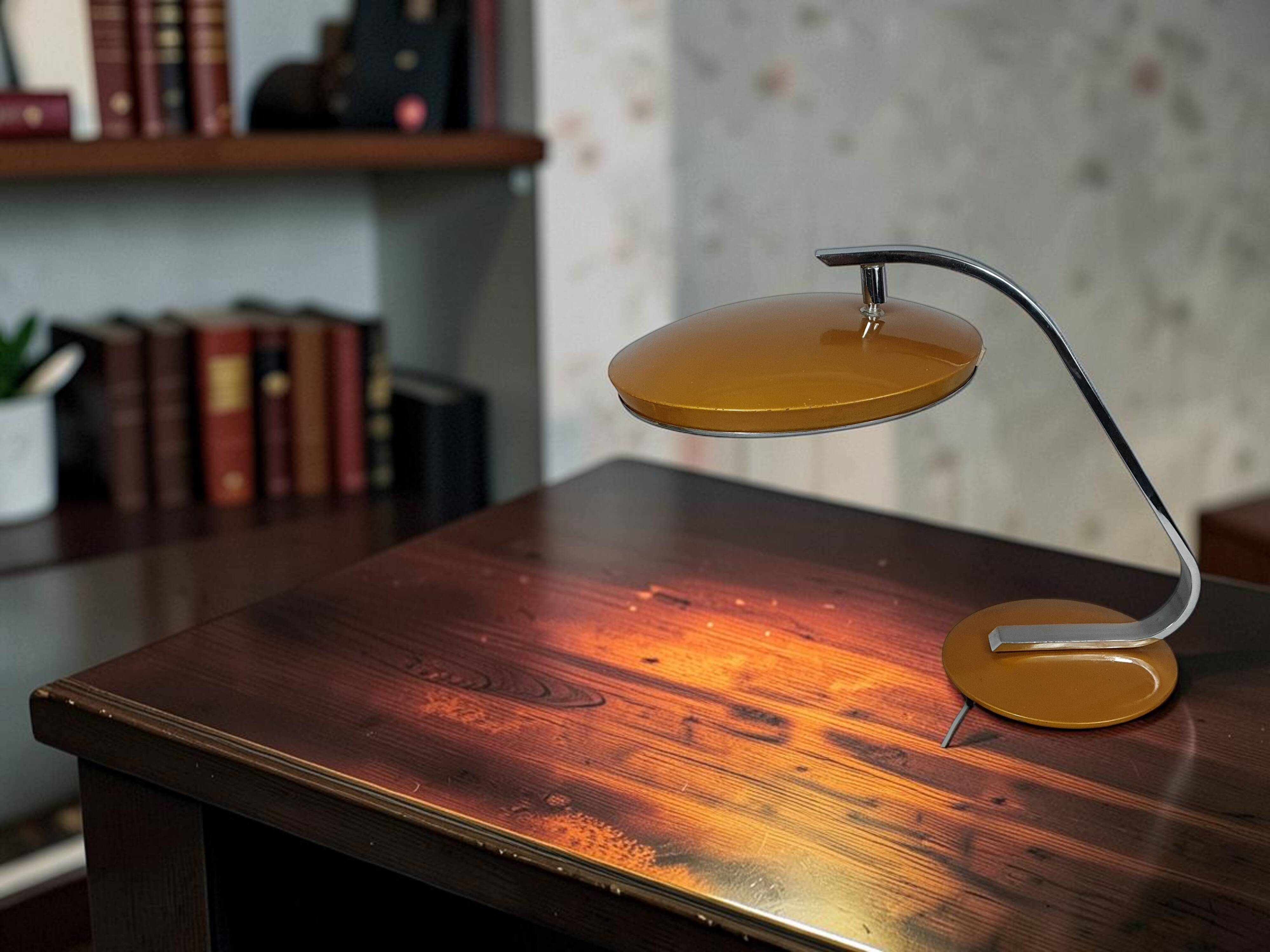 Phase: Design desk lamp from the 60s/70s, adjustable shade. Good condition D184
