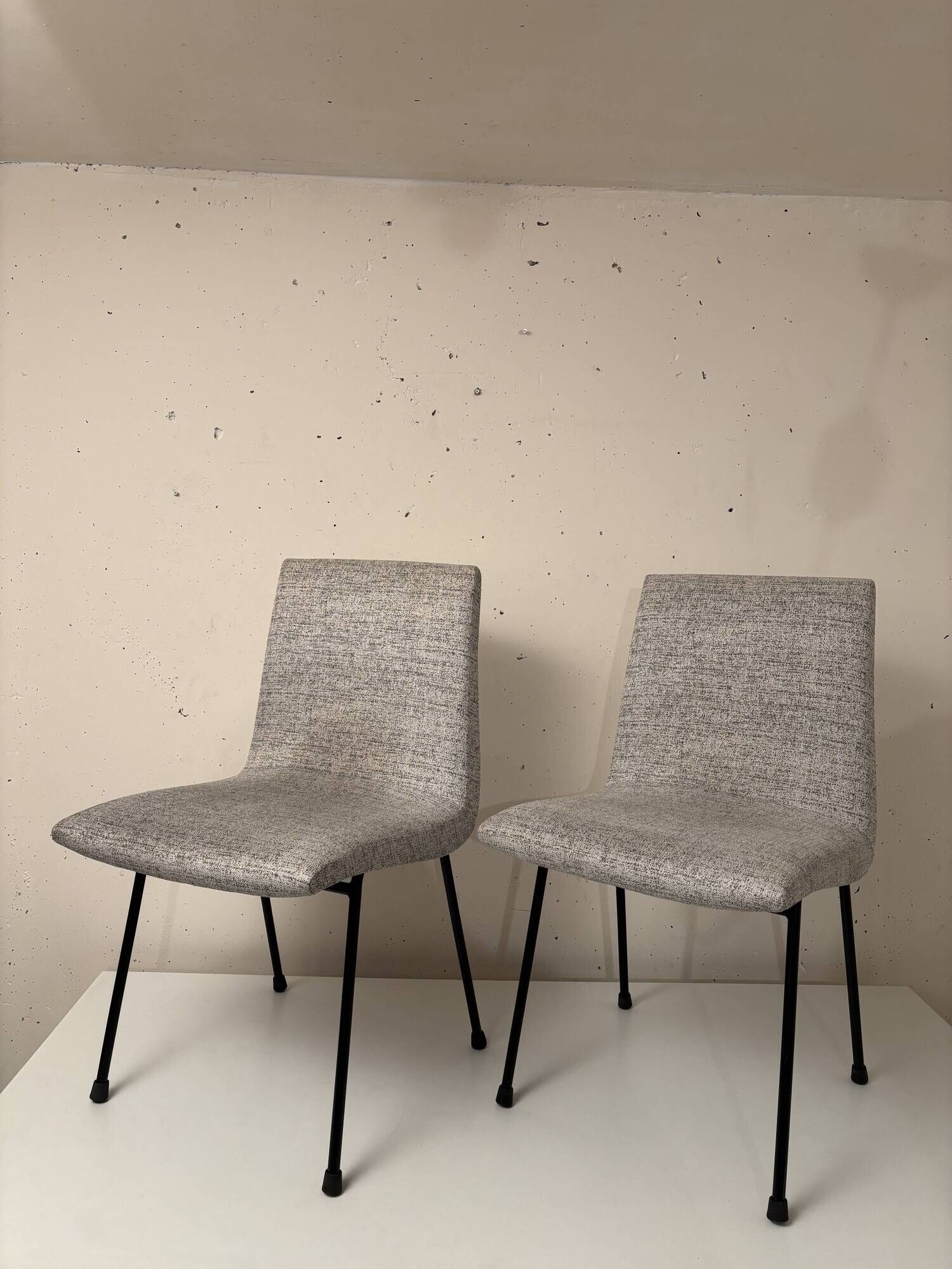 Paire de chaises modèle "CM145", Pierre Paulin,  Meubles TV, 1954