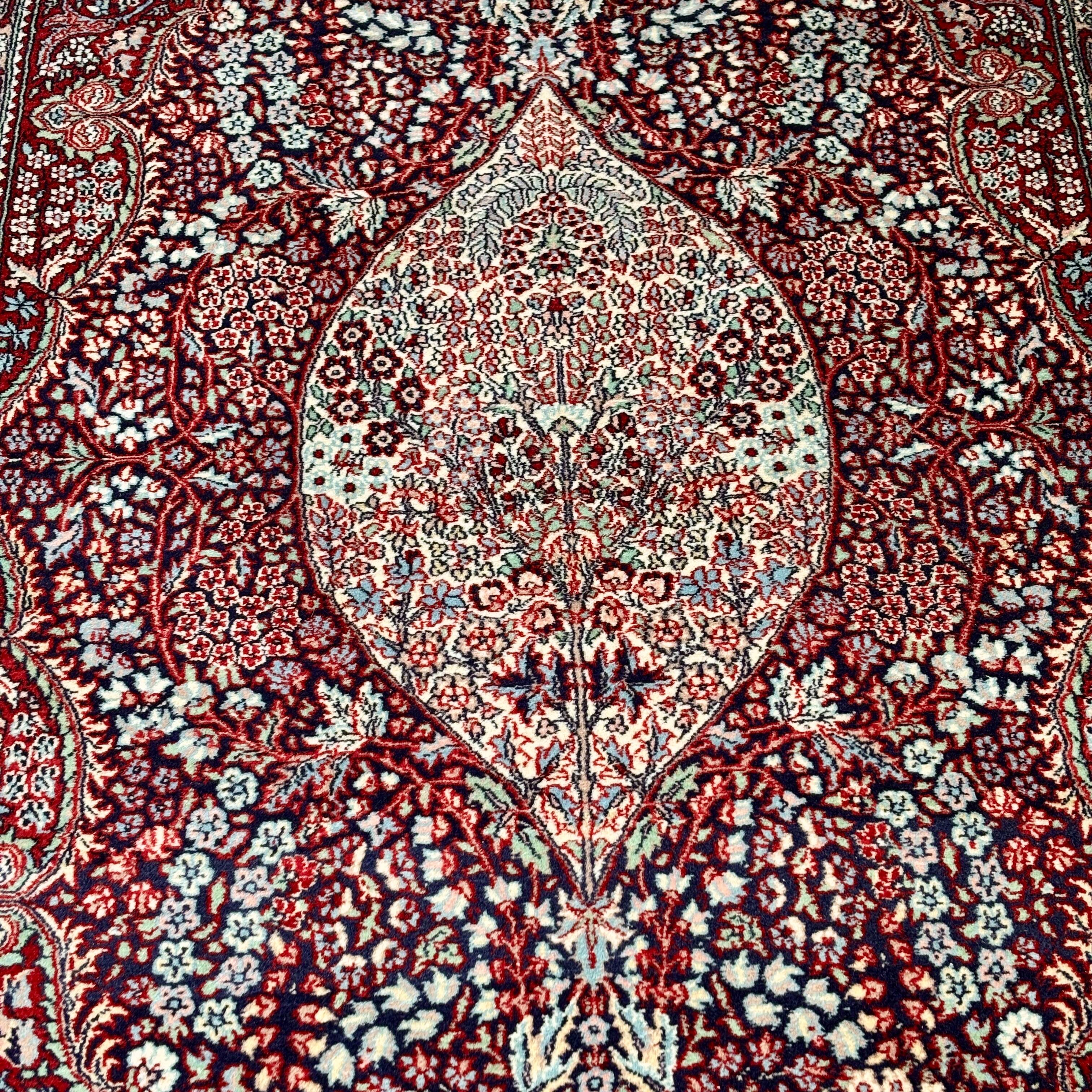 Authentic hand-knotted Persian Tabriz carpet, wool on cotton – 154 x 223 cm